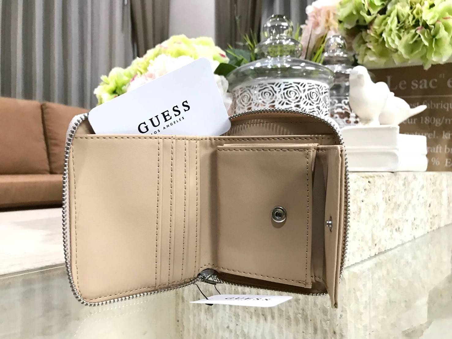 GUESS FACTORY WOMEN'S SHORT WALLET กระเป๋าสตางค์สั้นรุ่นใหม่ล่าสุดไอเท็มแนะนำวัสดุหนังปั้มโลโก้รอบใบสวยอยู่ทรงด้านหน้าประดับโลโก้แบรนด์ ภายในมีช่องใส่ธนบัตรใส่เเบงก์พันได้ มีช่องใส่เหรียญ ช่องใส่บัตรหลายช่อง ตัวจริงสวยน่าใช้ ภาพถ่ายจากสินค้าจริงมาพร้