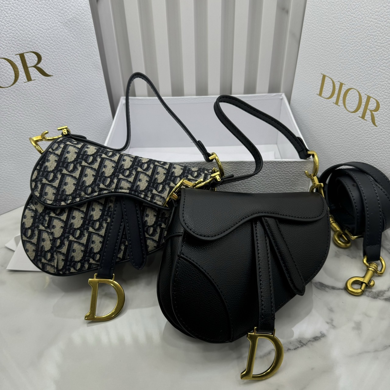 DIOR Mini Saddle Bag with Strap Blue Dior Oblique Jacquard / Black Grained Leather กระเป๋าสะพายทรงอานม้าเอกลักษณ์ของแบรนด์แห่งตำนานความหรู