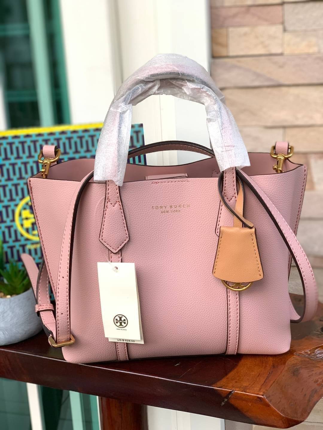 Tory Burch Perry small tote bag ออกแบบเพื่อเหมาะใช้งานได้ในชีวิตประจำวัน ใช้วัสดุผสมผสานช่วยให้กระเป๋าเป็นทรงสวยโดยยังคงคุณภาพนิ่ม สวยงามด้วยหนังวัวแท้ เรียบหรูและคลาสสิค สามารถใช้เป็น every day bag ภายในมีช่องแยกใช้งานอย่างชัดเจน ขนาดที่กำลังพอดีเลยจัดเป