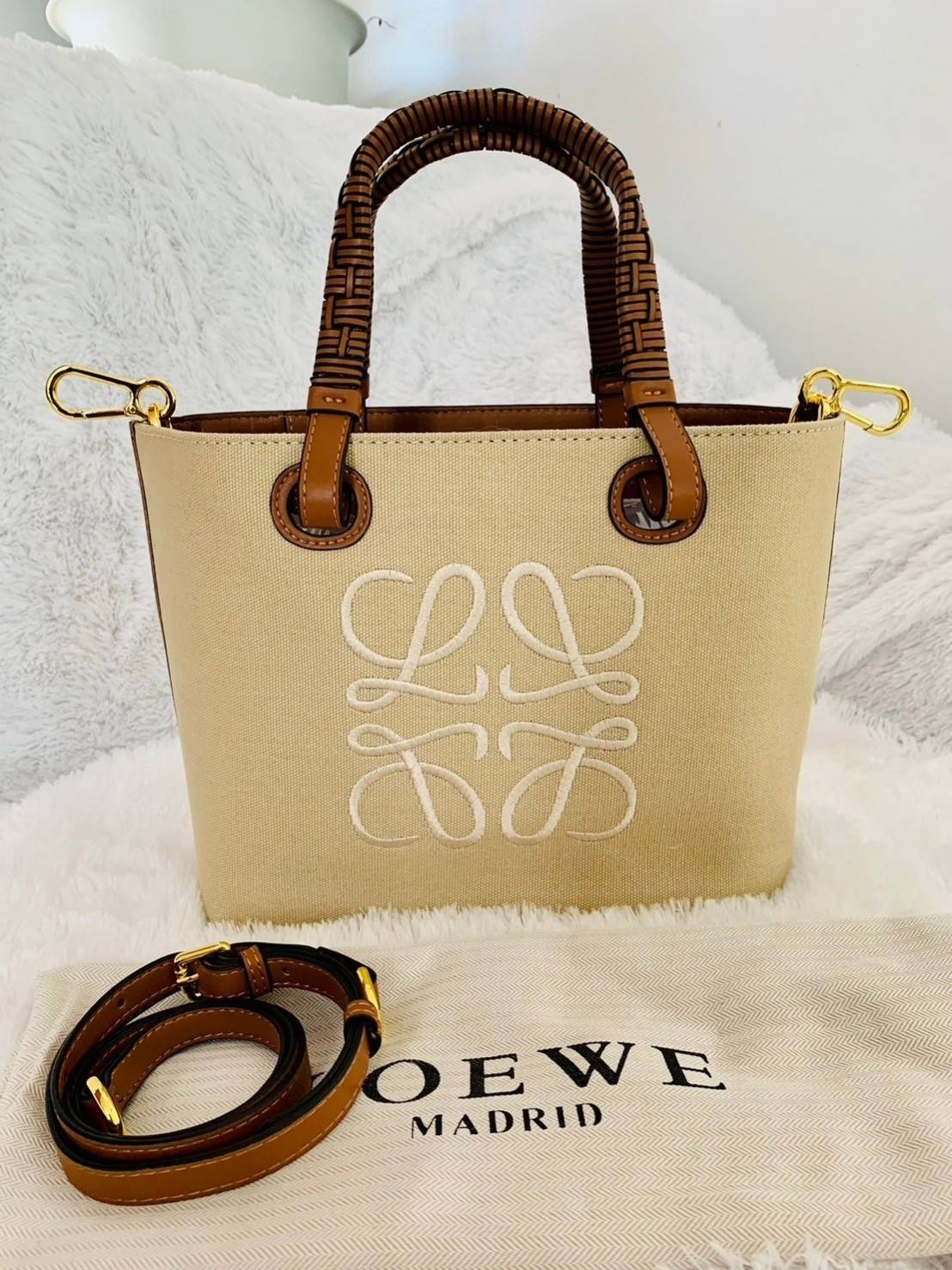Loewe Anagram leather canvas tote bag / Loewe Tote Bag กระเป๋าโท้ทน้องใหม่ วัสดุทำจากหนังแคนวาส ใช้งานทนทาน ออกแบบมีสายสะพายไหล่และหูหิ้ว เรียกว่าใช้งานได้แบบ 2 in1 งานสวยล้ำ ไม่ซ้ำใคร ปักโลโก้ Anagram ที่ด้านหน้า เปิด-ปิดด้านบนด้วยเชือกผูก ด้านในมีช่องสำ