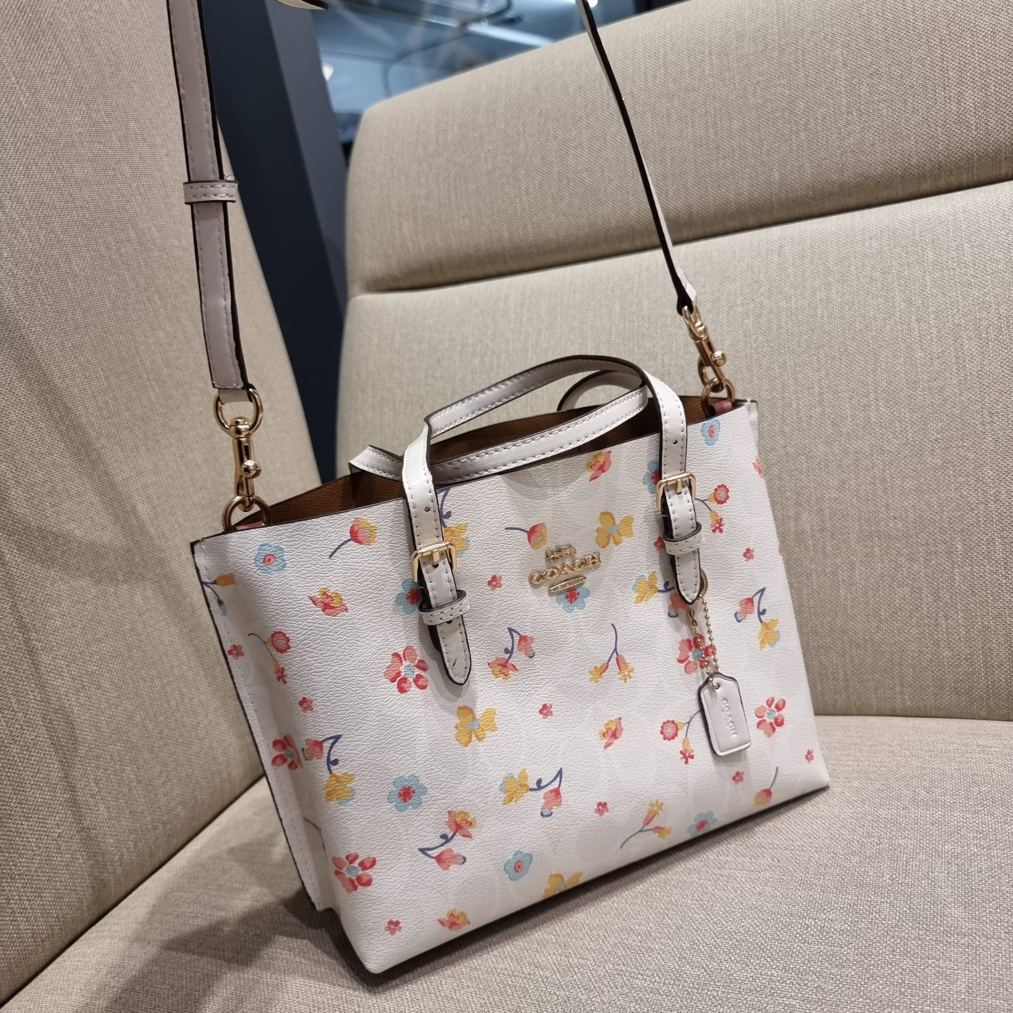 COACH C8612 MOLLIE TOTE 25 IN SIGNATURE CANVAS WITH MYSTICAL FLORAL PRINT คอลใหม่ล่าสุด ยังไม่เข้า shop ไทย สวยๆแบบไม่ต้องรอพรีฯให้ยาวนาน กับกระเป๋าโท้ทไซส์เล็กที่สาวๆต่างก็ต้องปักใจรัก สวยสมใจ ดีไซน์ลวดลายดอกไม้ คละเคล้าเต็มใบ ดูละมุน สดใส น่าใช้สุดๆ วัส
