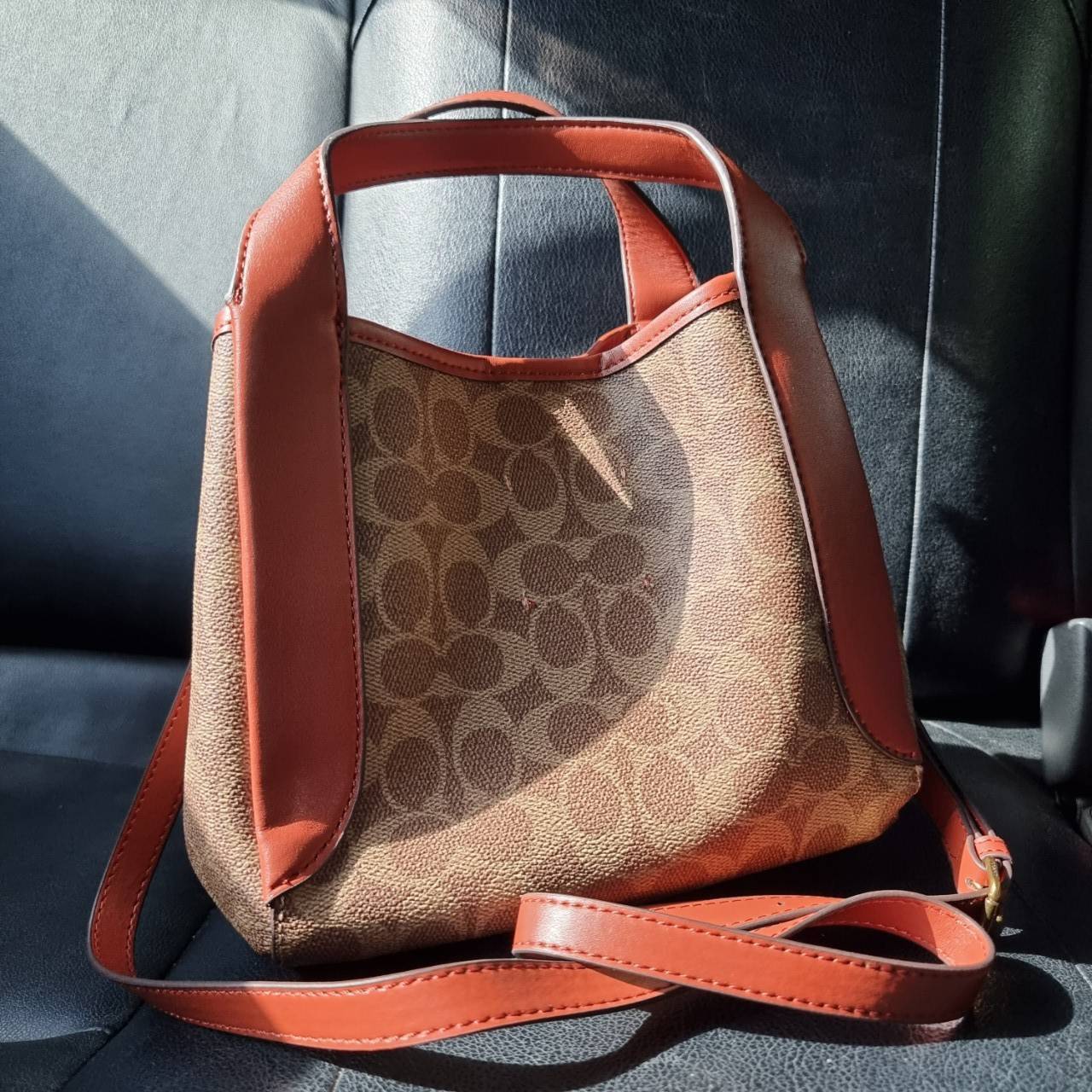 COACH 79251 HADLEY HOBO 21 IN SIGNATURE CANVAS ไอเท็มยอดนิยม คลาสสิคในทุกโอกาส กระเป๋าทรงโฮโบ ทรงสวยใช้งานได้ทุกลุค แมชท์ง่ายกับทุกสไตล์ วัสดุหนังแคนวาส ดีไซน์เอกลักษณ์ เปิด-ปิดด้วยกระดุมแม่เหล็ก มีตะขอล็อคที่ปากกระเป๋าเพื่อปรับทรงใช้งานได้ ภายในโล่งกว้าง