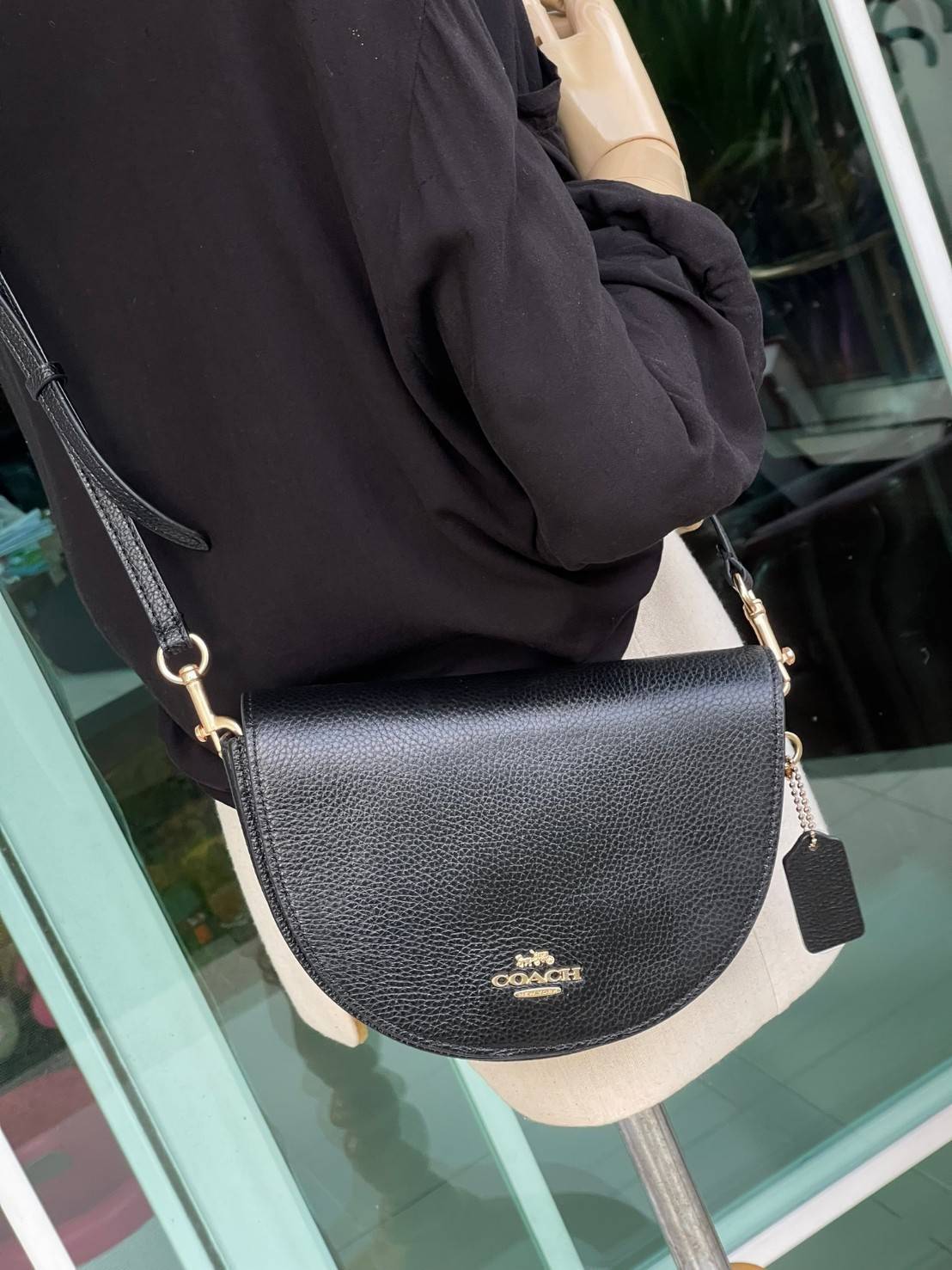 พร้อมส่งที่ไทยครบทั้ง6สีค่ะ 😘 Coach Ellen Crossbody In Signature ((C1432)) กระเป๋าทรงฮาฟมูนรูปทรงคลาสสิก ออกแบบให้มีลักษณะโค้งมน ไม่ดูเป็นทรงแข็งจนเกินไป ดีไซน์และสีของกระเป๋ายังเรียบง่าย เข้าได้กับทุกชุด สะพายครอสบอดี้ร์//สะพายข้าง หรือถือแบบคลัท