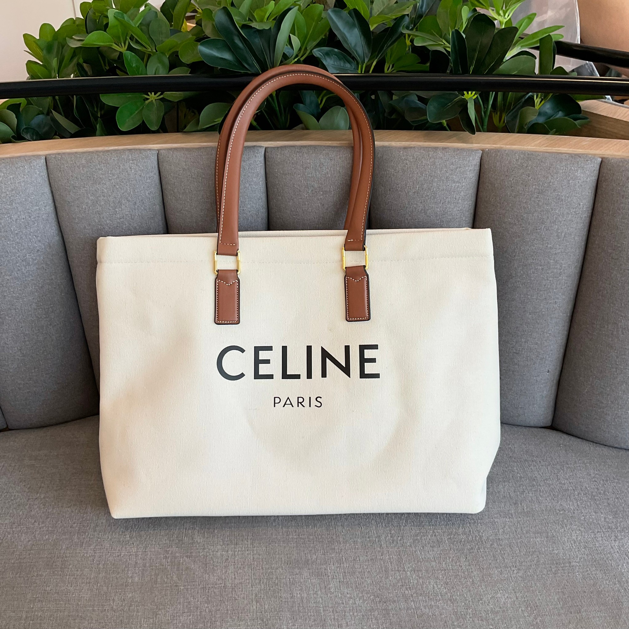 รุ่นขายดีในตำนาน! Celine Horizontal Cabas Canvas / CELINE TOTE BAG กำลังมาแรงในยุคปัจจุบันเลยทีเดียวเพราะด้วยขนาดและดีไซน์ของกระเป๋าแบบถุงกระดาษทรงสี่เหลี่ยมผืนผ้า
