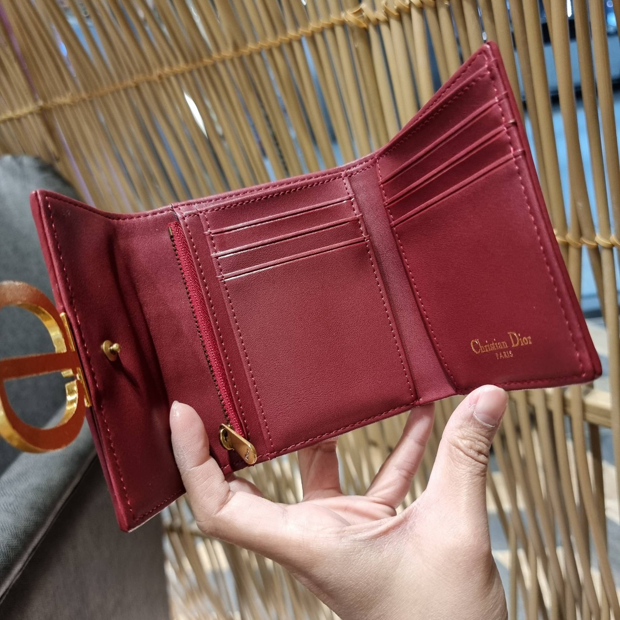 VIP 】CD TRIFOLD WALLET WITH GWP ที่สุดของความคลาสสิค กระเป๋าสตางค์ใบสั้นแบบพับ พรีเมี่ยมกิ๊ฟจากเคาน์เตอร์ วัสดุผ้าแคนวาสปักลาย สลับหนังแท้ภายใน โลโก้สีทองเหลือง สวยวินเทจ โดดเด่นเป็นเอกลักษณ์ ภายในมีช่องใส่บัตร ใส่ธนบัตร ใส่เหรียญได้ คัดมาให้แบบปังๆ ต้องจ