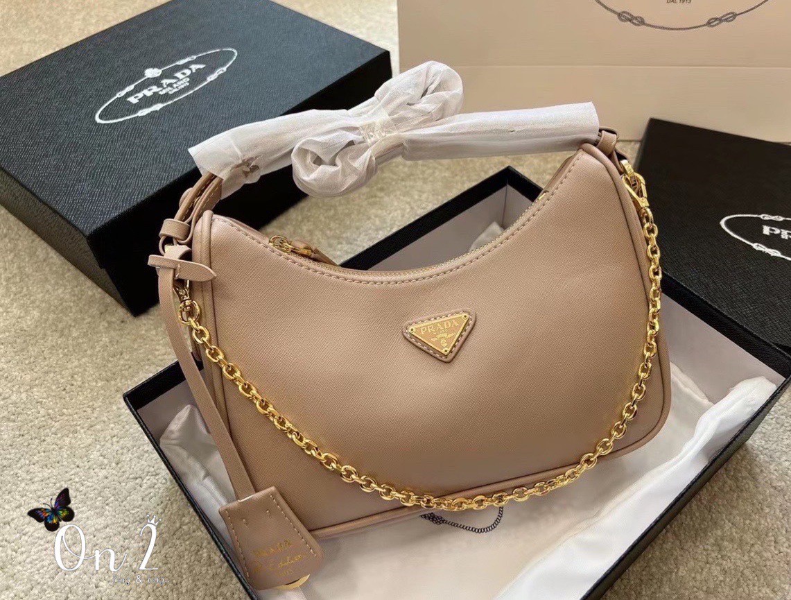 Prada Re-Edition 2005 Saffiano leather bag / PRADA COLLECTION SS22 🔥 HOTS ITEM มาเเรงสุดตอนนี้ น่ารักมากๆ สีพาสเทล สีสายฝอ มาแบบจัดเต็มมาก ถือเกร๋ๆคาเฟ่ต้องลงเเล้วล่ะเเม่ หรูหราเลยค่า ปังสุดดด