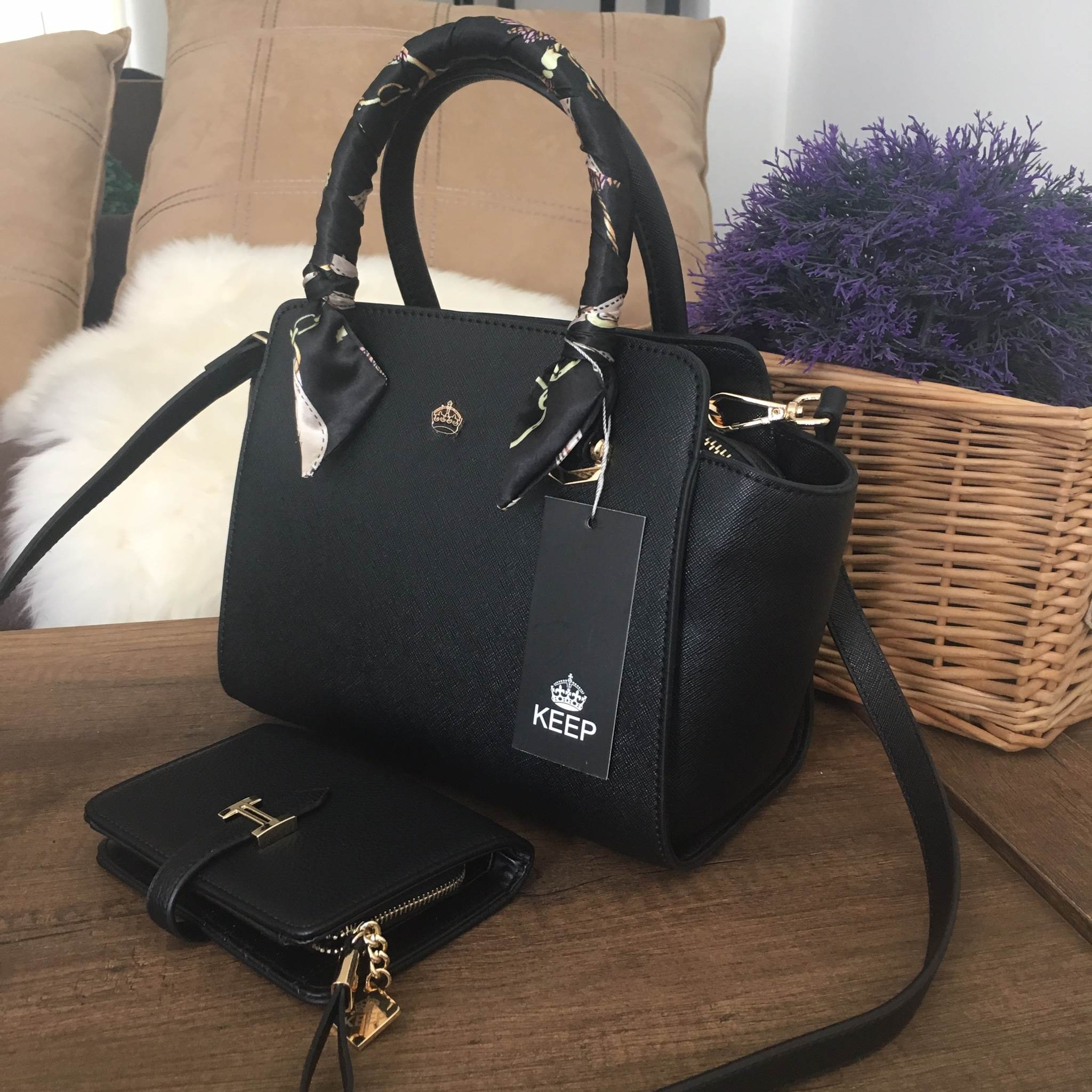 รุ่นใหม่ล่าสุด หนัง saffiano สวยมากๆค่า รุ่น KEEP Infinite office bag สวย น่ารัก ขนาดตอบทุกโจทย์การใช้งาน เห็นแล้ว หลงรักเลยคะ 🌲ตัวกระเป๋าขนาดกำลังดีหนังsaffiano ลายสวยที่สำคัญ ดูแลรักษาง่าย ประดับด้วยผ้าพันหูกระเป๋ารุ่นพิเศษ ทำให้กระเป๋าเก๋ ขึ้น 