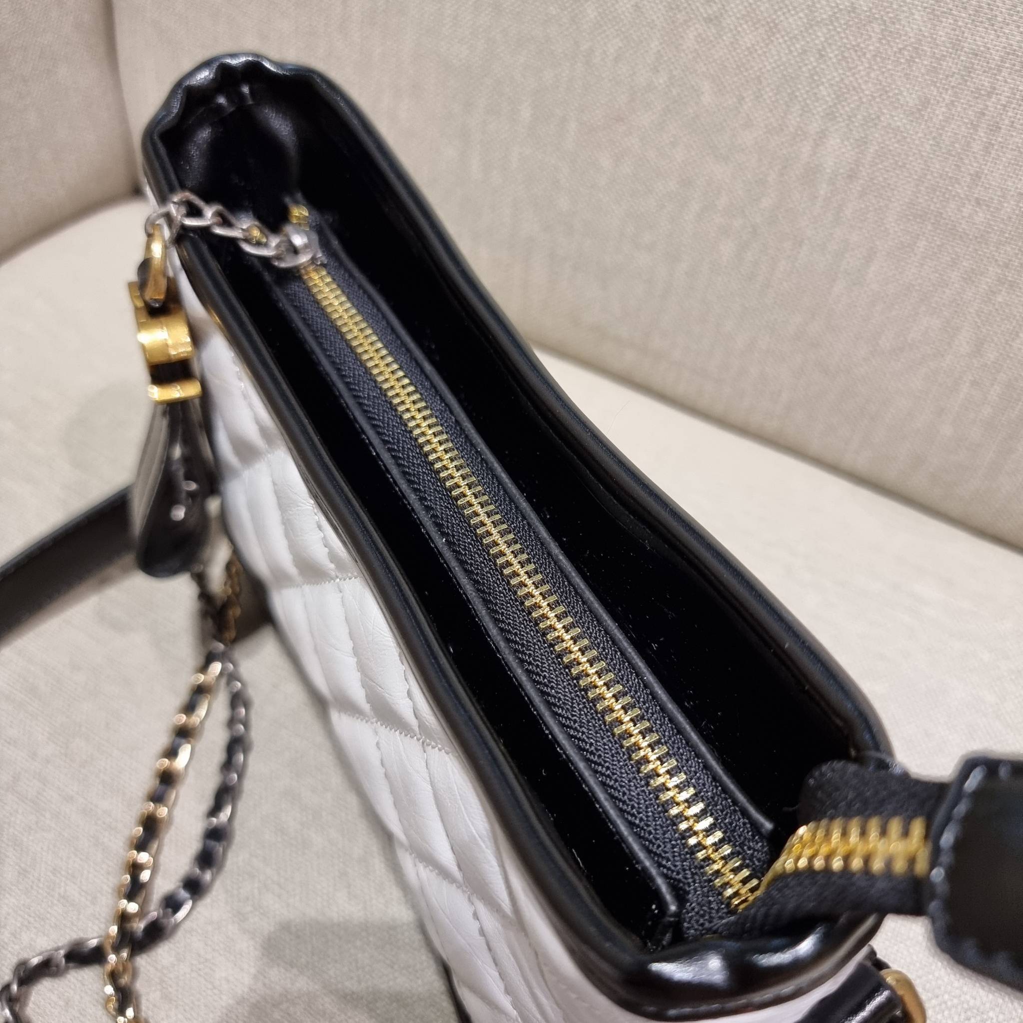 9" CHANEL SHOULDER BAG / CHANEL GABRIELLE HOBO BAG ไซส์คลาสสิค กระเป๋าสะพายข้าง/ไหล่ หนังแท้ นิ่ม หรู มาพร้อมพวงกุญแจสัญลักษณ์แบรนด์ อะไหล่พร้อมโซ่สะพายสีทองสลับสีเงินรมดำ สามารถสะพาย crossbody หรือสะพายไหล่ได้หมด สะพายแล้วขับผิวมากๆ เปิด-ปิดกระเป๋าด