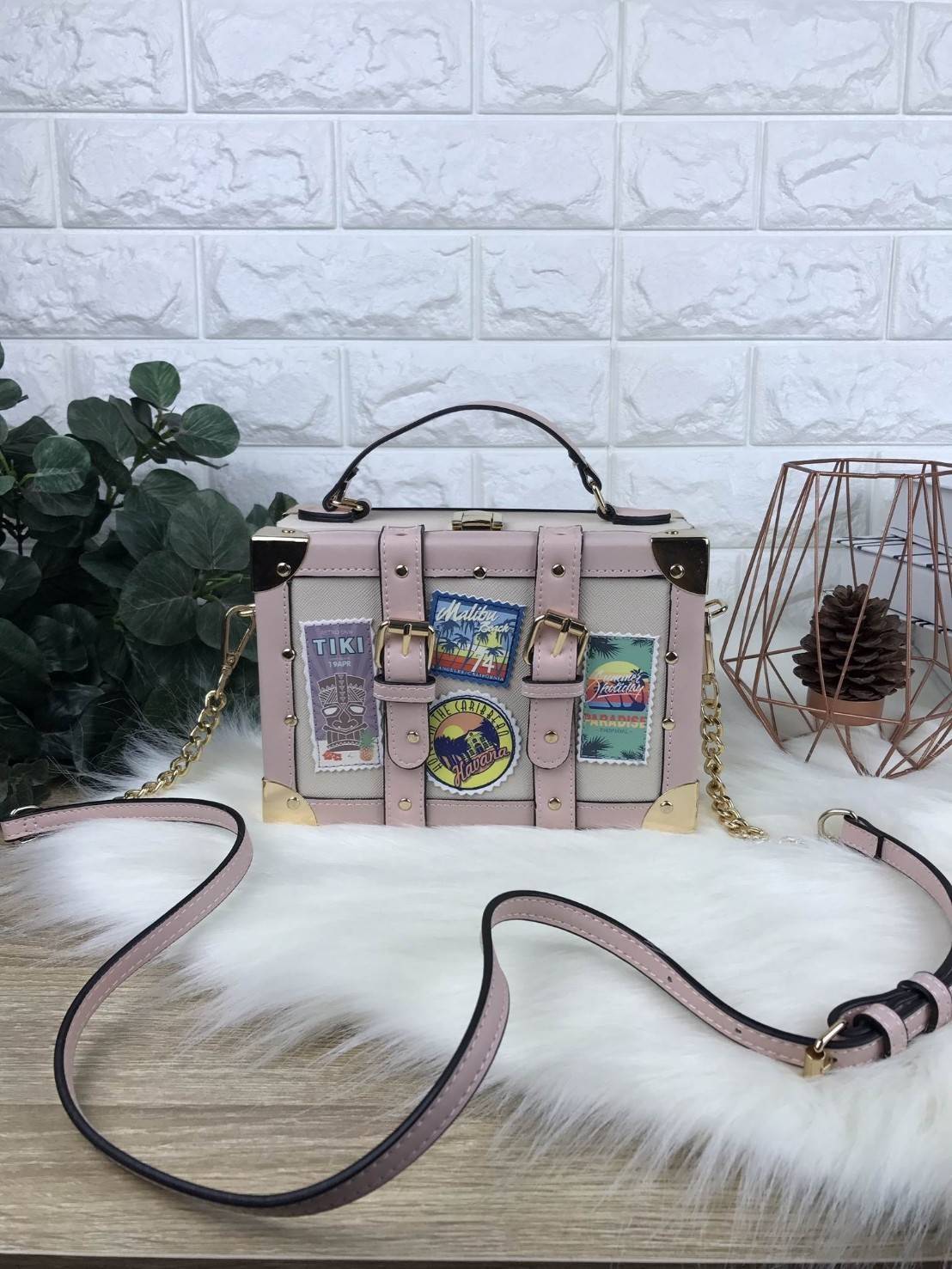 ALDO CALINI กระเป๋าถือ/สะพายทรงกล่องวางอยู่ทรงสวย แต่งกระเป๋าด้วยแสตมป์สวยเก๋มากๆ ลายสุดน่ารัก มีโลหะที่มุมกระเป๋าทั้ง 4 มุม มีหมุดรองฐาน 4 มุม เปิดปิดด้วยตัวล็อกด้านบน ด้านในเป็นช่องกว้าง ใส่ของได้เยอะพอสมควรเลยค่ะ ใส่ Iphone7 plus ได้ คสอ/กระเป๋าเงินใบส