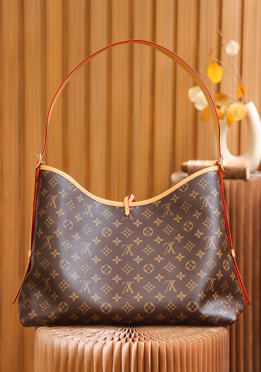 LV CARRYALL Monogram Canvas / LV Shopping Bag รุ่นใหม่ล่าสุด กระเป๋าสะพายทรงหรูหรามีสไตล์ สวยปังมั้ยไหว ใบจริงสวยมากกกก ได้สวยก่อนใคร วัสดุหนังแคนวาสเคลือบลาย สวย คลาสสิค ภายในเป็นช่องโล่ง จุของได้เยอะ สาวๆใช้ใบนี้ สะพายไปไหนก็เข้ากัน ถ่ายรูปสวยๆ ชิคๆ โดด