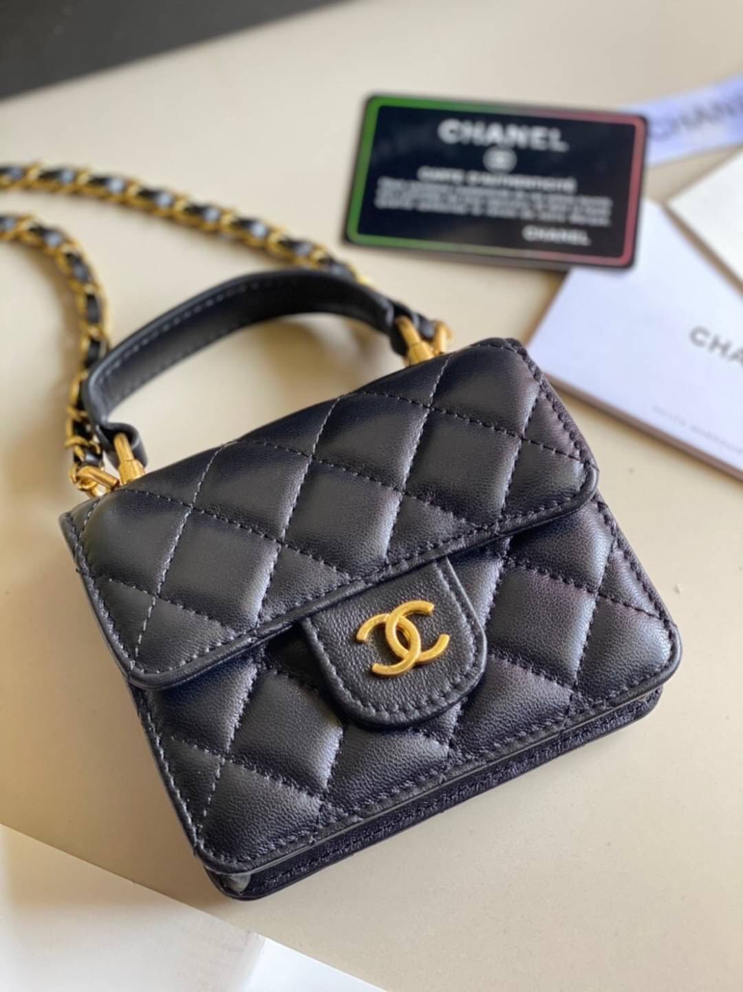 หนังแท้ VIP GIFT CHANEL MINI BLACK BAG รุ่นยอดนิยมไอเท็มฮิตวัสดุหนังแท้เรียบสวยคลาสสิคเปิดปิดด้วยฝาปิดกระดุมด้านหน้ามีโลโก้แบรนด์อะไหล่ทองสวยหรูดูดีมากกกก มาพร้อมสายโซ่ทองร้อยหนังจะสะพายไหล่ หรือ Crossbody ก็ดูดี ภายในโล่งกว้าง ตัวจริงสวยน่าใช้ Chanel min
