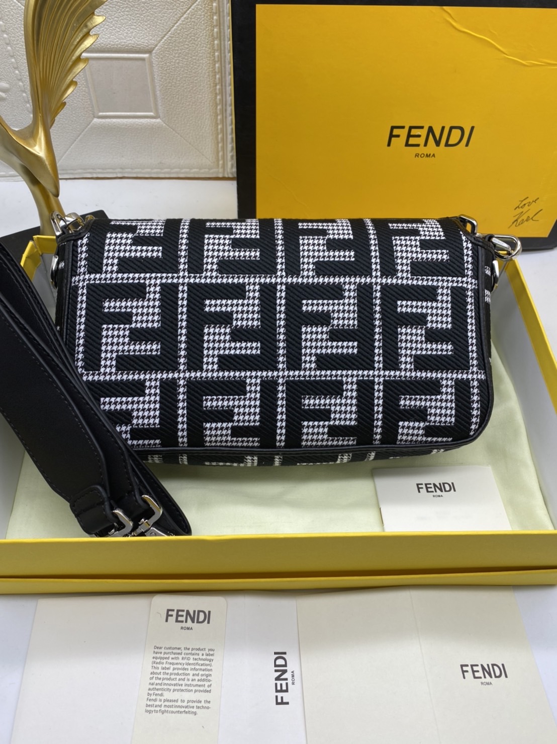 Fendi Baguette FF Tapestry Fabric Bag 26cm เกรดออริจินอล กระเป๋าทรง Baguette ลวดลาย FF สไตล์วินเทจ สามารถถือด้วยมือหรือสะพายไหล่หรือสะพายข้างด้วยที่จับหนังและสายสะพายไหล่ ทั้งสองแบบถอดออกได้ สวยหรู ใบนี้ไม่ควรพลาดค่า