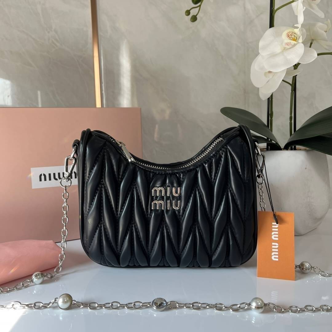 MIU MIU matelasse nappa leather shoulder bag กระเป๋าสะพายข้าง สายสะพายประดับไข่มุกและคริสตัล ให้ความละมุม ลุคคุณหนูน่ารักสุดๆคะ
