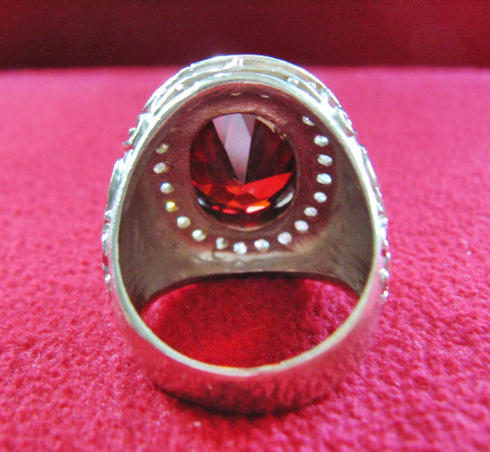 แหวนพลอยทับทิมแดงเนื้อทองขาวล้อมเพชร(ราศีกรกฎ)ค่ะ