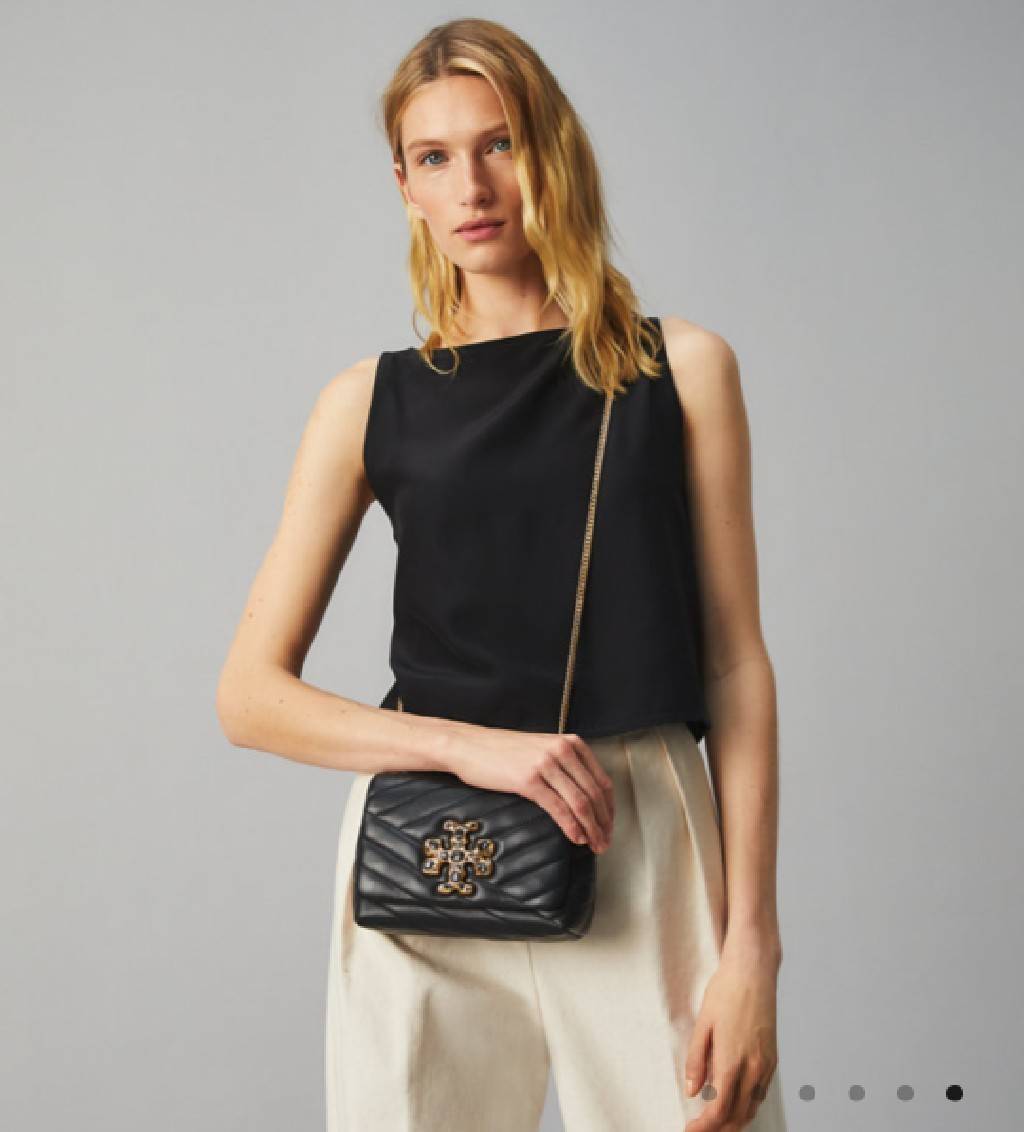 TORY BURCH KIRA CHEVRON EMBELLISHED LOGO MINI BAG ตามคำเรียกร้องจ้า!! ไซส์มินิ สะดวกใช้ พกพาง่าย สไตล์คุณหนู!! กระเป๋าสะพายข้าง ดีไซน์ทรงคลาสสิค โดดเด่นด้วยโลโก้ดีไซน์ประดับเม็ดสี เพิ่มมูลค่าและดึงดูดสายตามากขึ้น วัสดุหนังแกะ สัมผัสนิ่มมือ เปิด-ปิดด้วยกระ