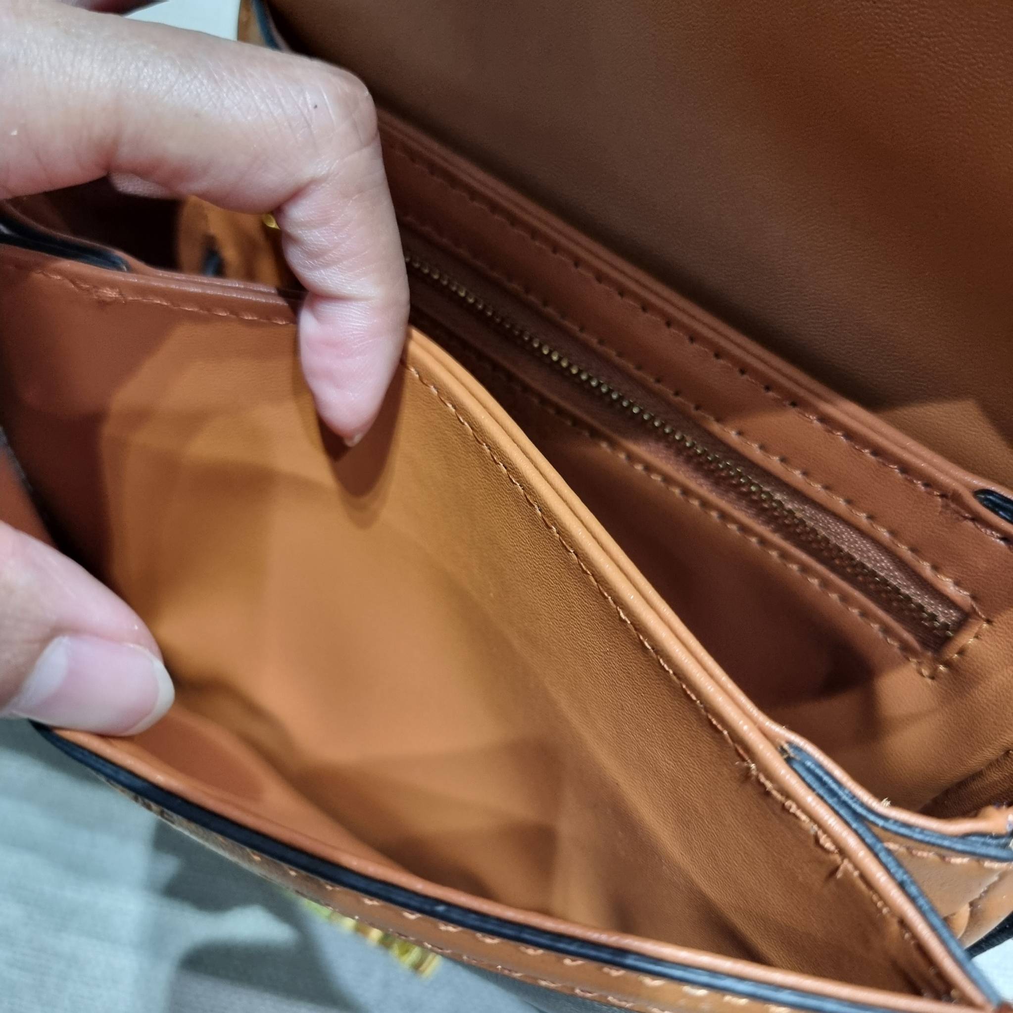 VIP 🥂 CELINE TEEN TRIOMPHE BAG IN TRIOMPHE CANVAS AND CALFSKIN ไม่มีไม่ได้เลยกับไอเท็มสุดคลาสสิค กระเป๋าสะพาย สวยอยู่ทรง ดีไซน์เป็นธรรมชาติ เนเชอรัลโทน ดูดี ดูแพง ไซส์กะทัดรัดมาใหม่ วัสดุหนังแคนวาสสลับหนังแท้ เปิด-ปิดด้วยตัวกดล็อค ใช้งานสะดวก ภายใ