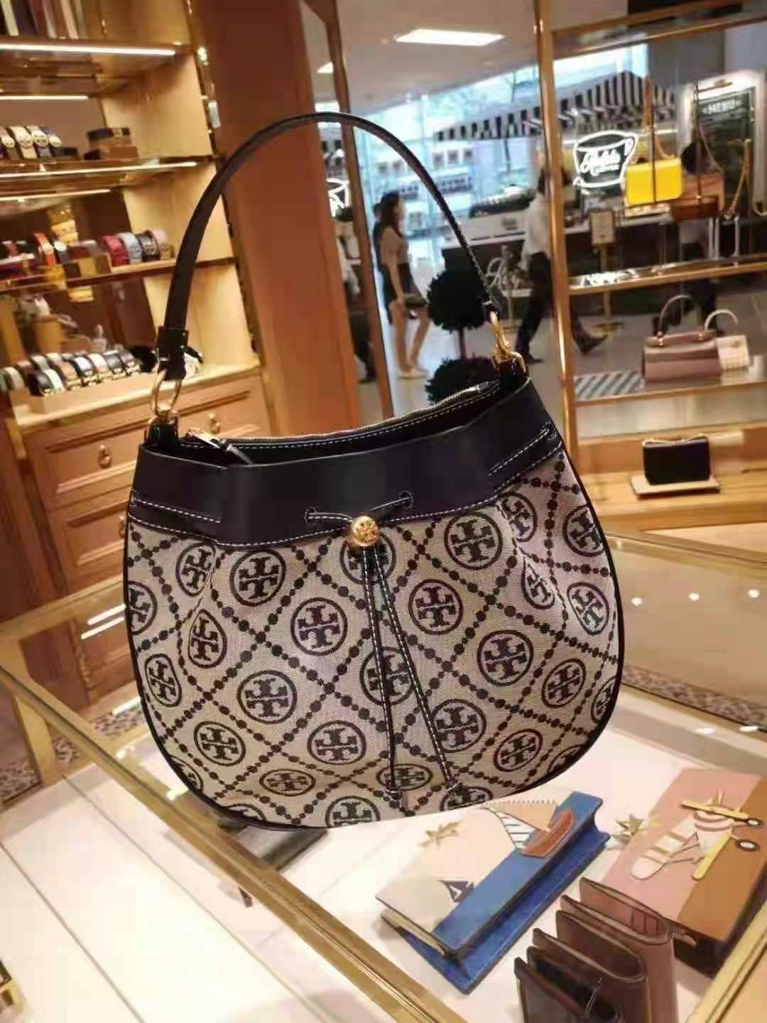 Tory burch t monogram jacquard drawstring hobo อีกหนึ่งคอลเลคชั่นจาก T monogrameที่ออกแบบมาในรูปทรงกระเป๋า hobo เป็นกระเป๋าที่มีพื้นที่เยอะในการจัดเก็บสิ่งของได้อย่างดีเยี่ยม ลวดลายสีสันของกระเป๋าทอลายแบบแจ๊คการ์ดอย่างประณีต สะท้อนให้เห็นถึงกลิ่นอายงานฝีม
