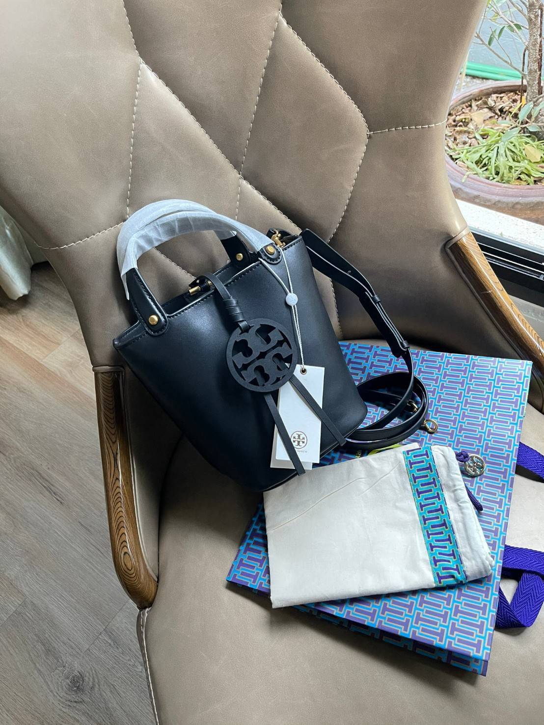 ของแท้ 💯% Tory burch miller mini bucket bag กระเป๋าทรงคลาสสิคจากTory burch มาพร้อมกับรูปทรงถัง ขนาดน่ารักกำลังดี