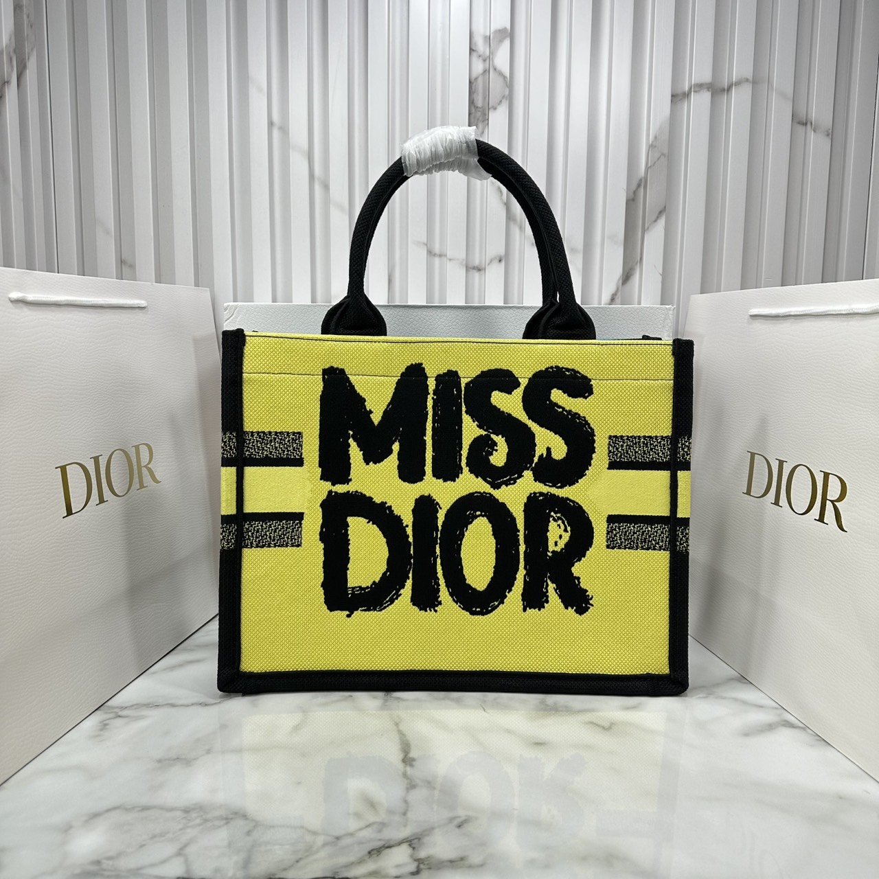 ORI หนังแท้ | ORI หนังแท้ | Dior BookTote Yellow-Blue Miss Dior Embroidery Tote Bag กระเป๋าทรงโท้ทคอลใหม่ โทนสีสดใสคลาสสิก สวยงามและหรูหรา