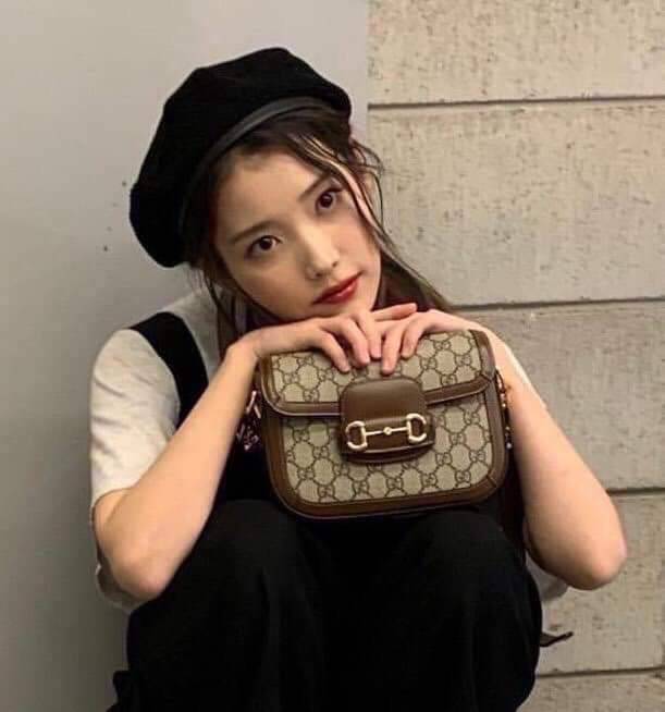 GUCCI HORSEBIT 1955 MINI BAG กระเป๋า crossbody รุ่นฮิต สุดหรูหรา คลาสสิค จุของสำคัญได้เยอะ มาพร้อมสายสะพายยาว 2 เส้น สามารถ ปรับระดับได้ ถอดออกได้ รุ่นนี้ใช้งานดีมาก บอกต่อกันถึงที่สุด ใช้ได้ทุกโอกาส เป็นอีกรุ่นที่โดดเด่นมากๆ