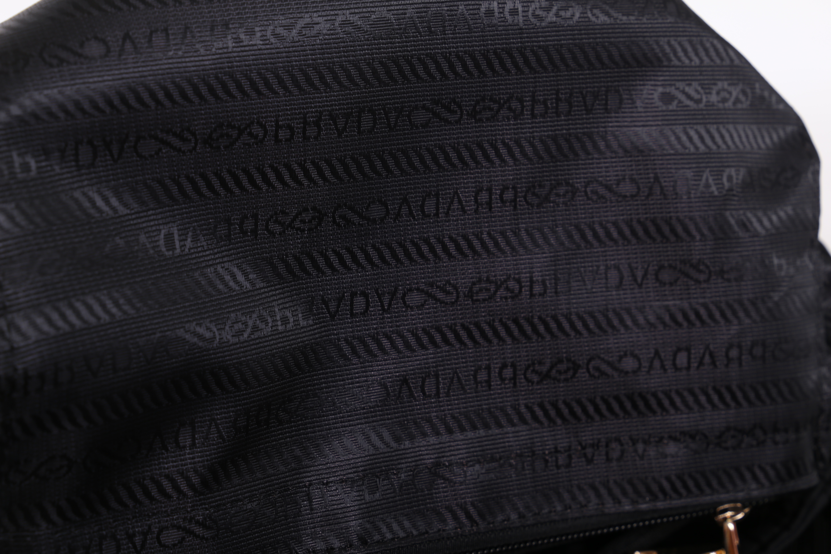 Prada Nylon Drawstring Backpack Bag สินค้า Premium gift จากเค้าเตอร์แบรนดืต่างประเทศ แท้ 100% กระเป๋าสะพายเป้ รุ่น Limited Edition VIP GIFT ทำจากวัสดุผ้า Nylon เนื้อหนา คุณภาพดี ทรงสวย ดีไซน์เกร๋ สไตล์ Prada ด้านหน้ามีช่องกว้างใส่ของจุกจิก อะไหล่ทอง สวยหร