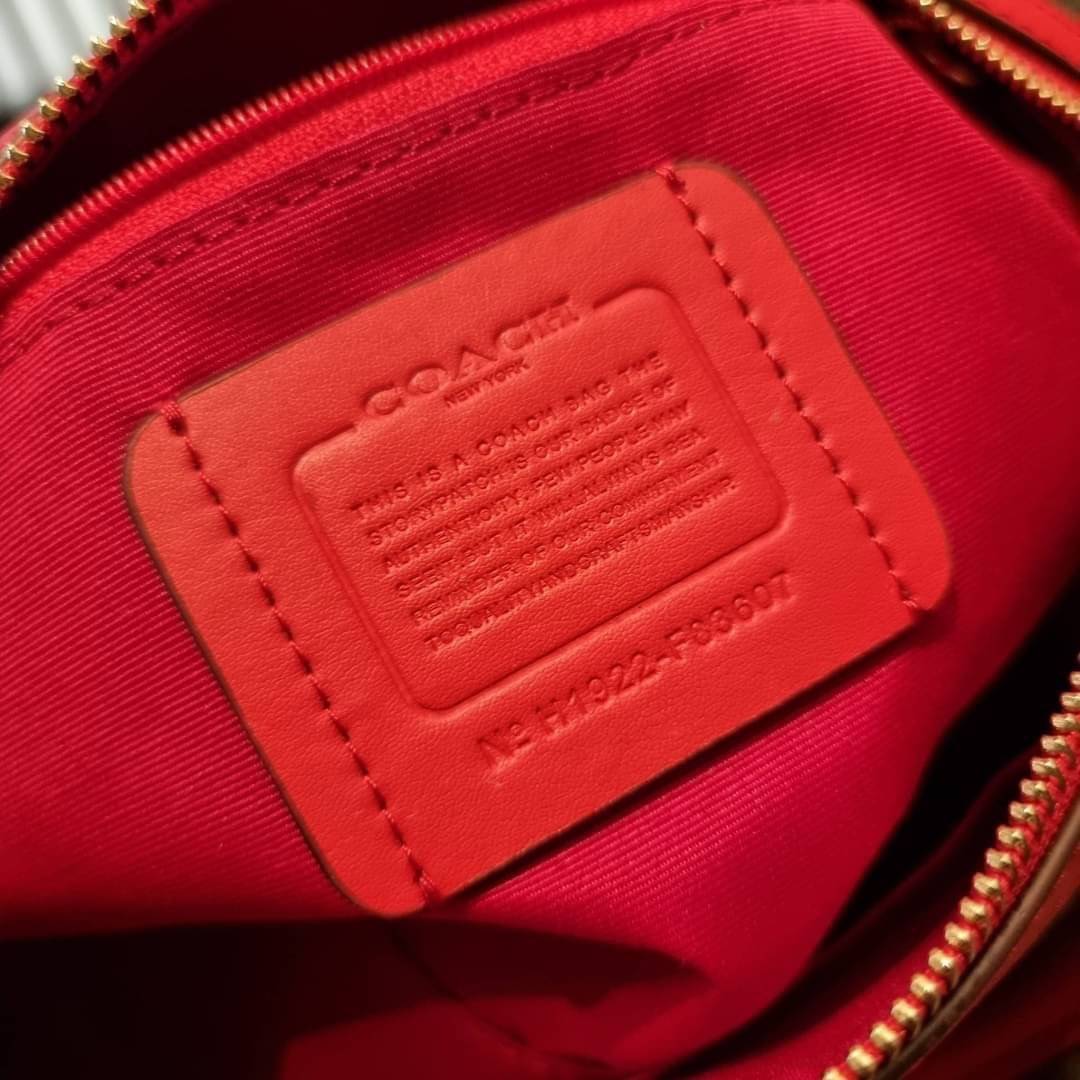 COACH F83607 ROWAN SATCHEL IN SIGNATURE CANVAS กระเป๋าทรงหมอนยอดฮิต คลาสสิคใช้งานได้ไม่มีเบื่อ มาครบสีขายดี ด้วยรูปทรงสวยงาม และใช้งานได้อย่างกระฉับกระเฉง วัสดุหนังแคนวาสเคลือบลาย ทนทาน ภายในโล่งกว้าง มีช่องซิปและแบ่งสัดส่วนได้ลงตัว บอกเลยว่าสาวๆพลาดไม่ได