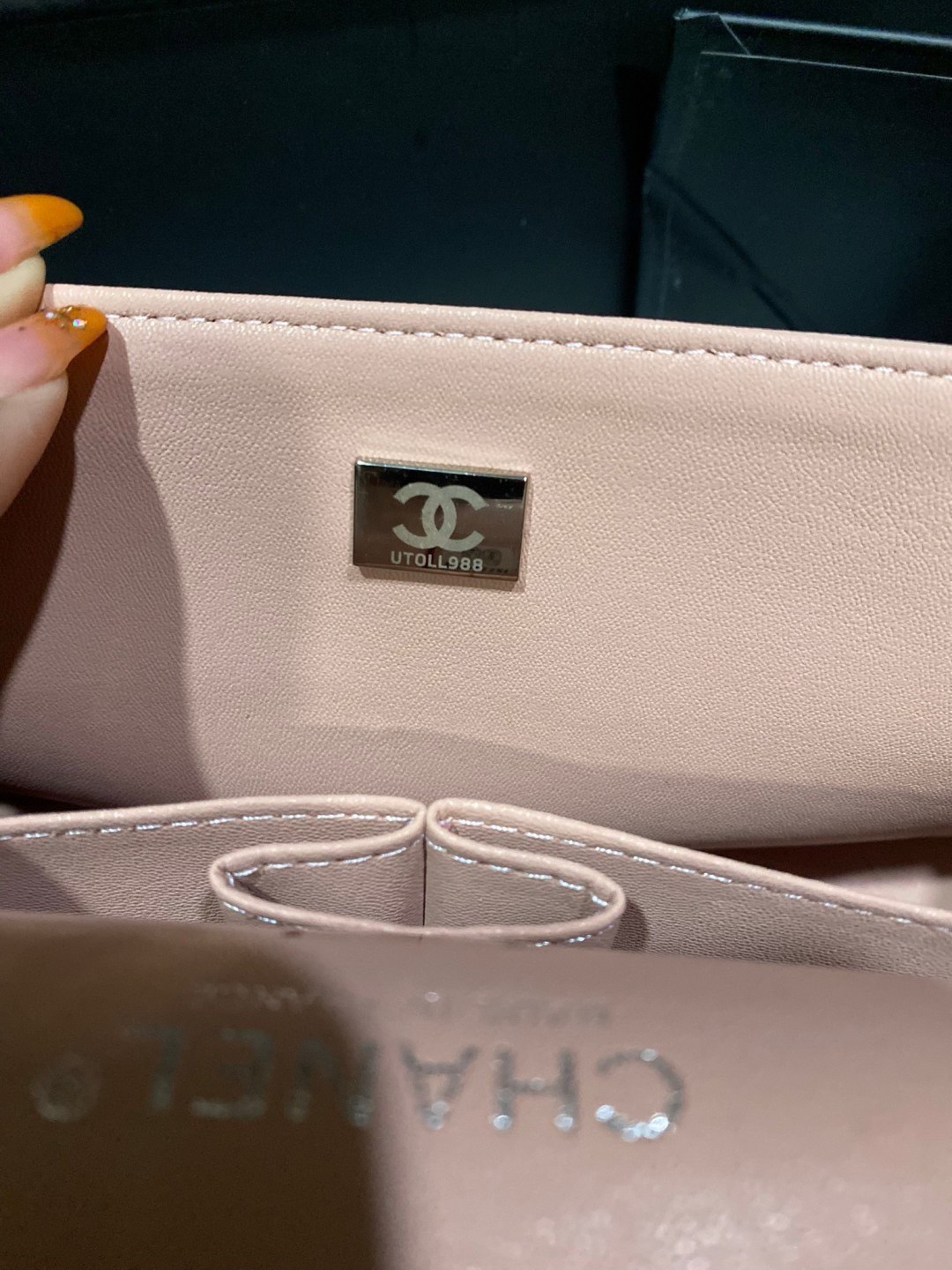 CHANEL Classic Medium Flap Bag กระเป๋าสะพายคลาสสิกรุ่นยอดนิยมตลอดกาล ดีไซน์เรียบหรูหราขับผิว งานหนังแท้สวยมาก มีอะไหล่เงินและทอง สุดยอดเดอะเบสท์ไอเท็ม