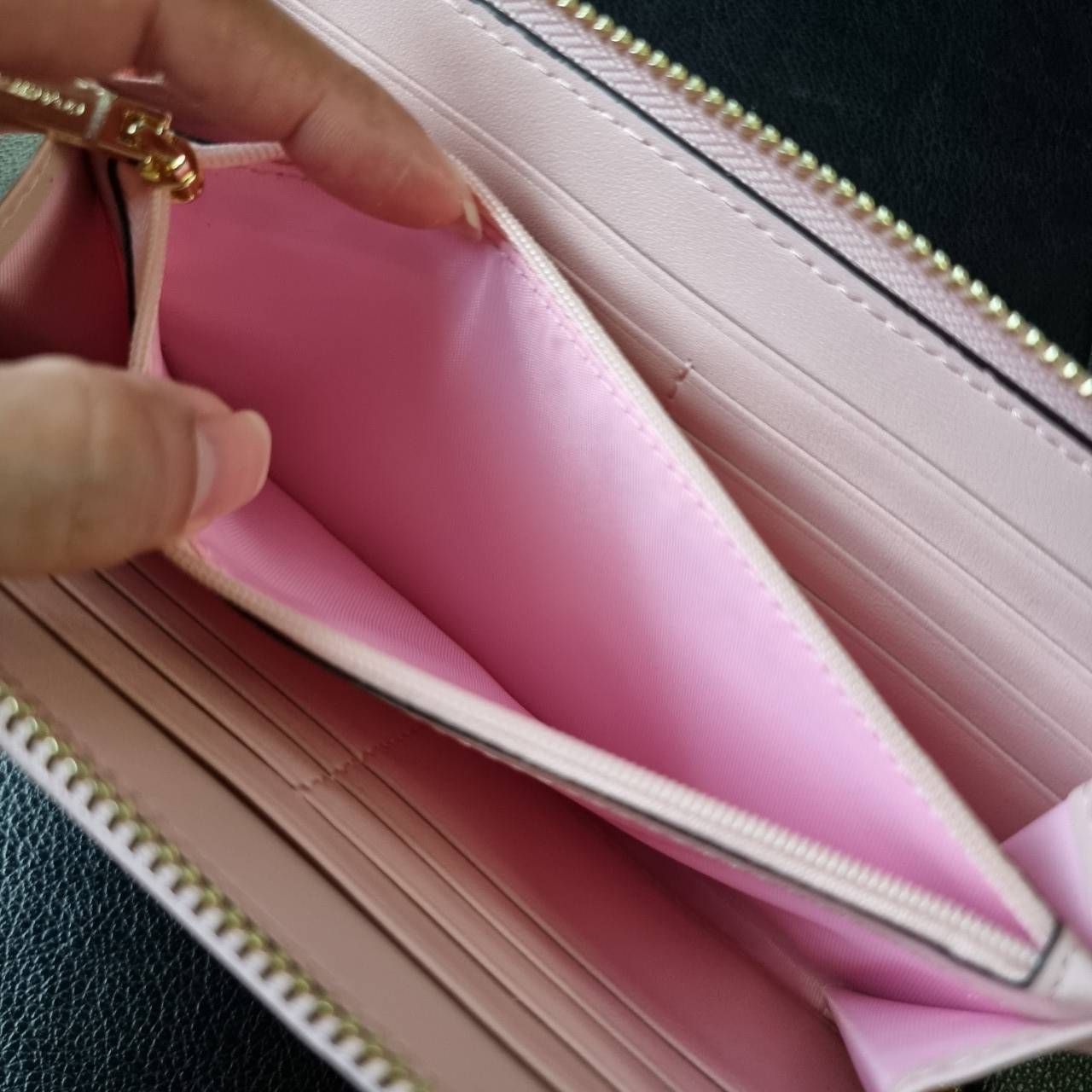 COACH F54630 ACCORDION ZIP WALLET IN SIGNATURE COATED CANVAS WITH LEATHER STRIPE กระเป๋าสตางค์ใบยาวรุ่นคลาสสิค คัดสีขายดีมาให้กันเลยจ้า ♥️ วัสดุหนังแคนวาสเคลือบลาย เปิด-ปิดด้วยซิปรอบ รูดใช้งานง่าย ใส่บัตรได้ มีช่องซิปใส่เหรียญ ใส่มือถือได้ พกใบนี้ใ