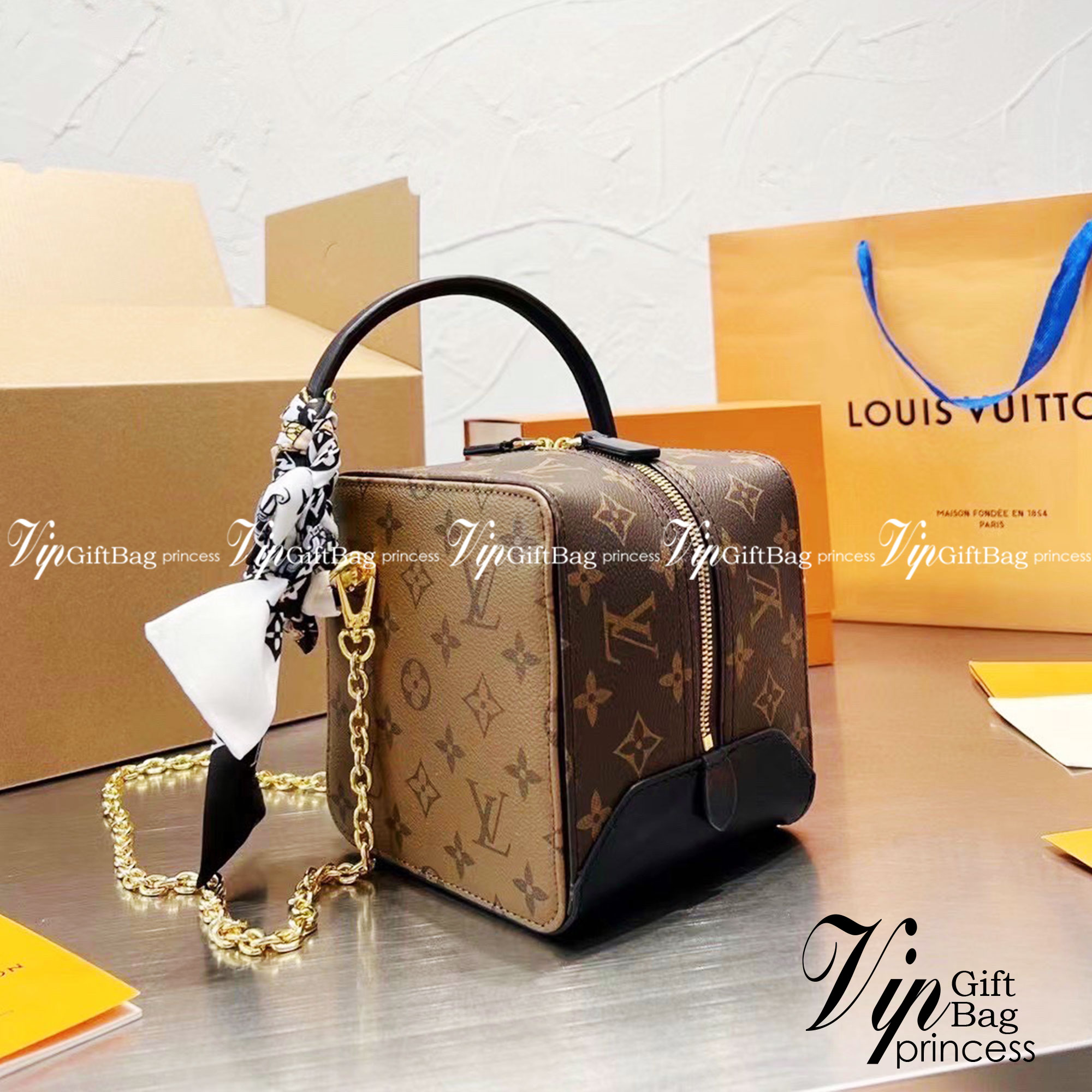 LV Square Bag กระเป๋าสะพายทรงกล่อง หนังลายโมโนแกรมมาใหม่ มาพร้อมสายสะพายยาว อะไหล่สีทอง โดดเด่นด้วยด้วยรูปทรง รังสรรค์ลงตัวได้อย่างคลาสสิค ใบจริงสวย ไม่ซ้ำใคร ได้ไปไม่ผิดหวังแน่นอน แนะนำห้ามพลาดเลยจร้าสาวๆ