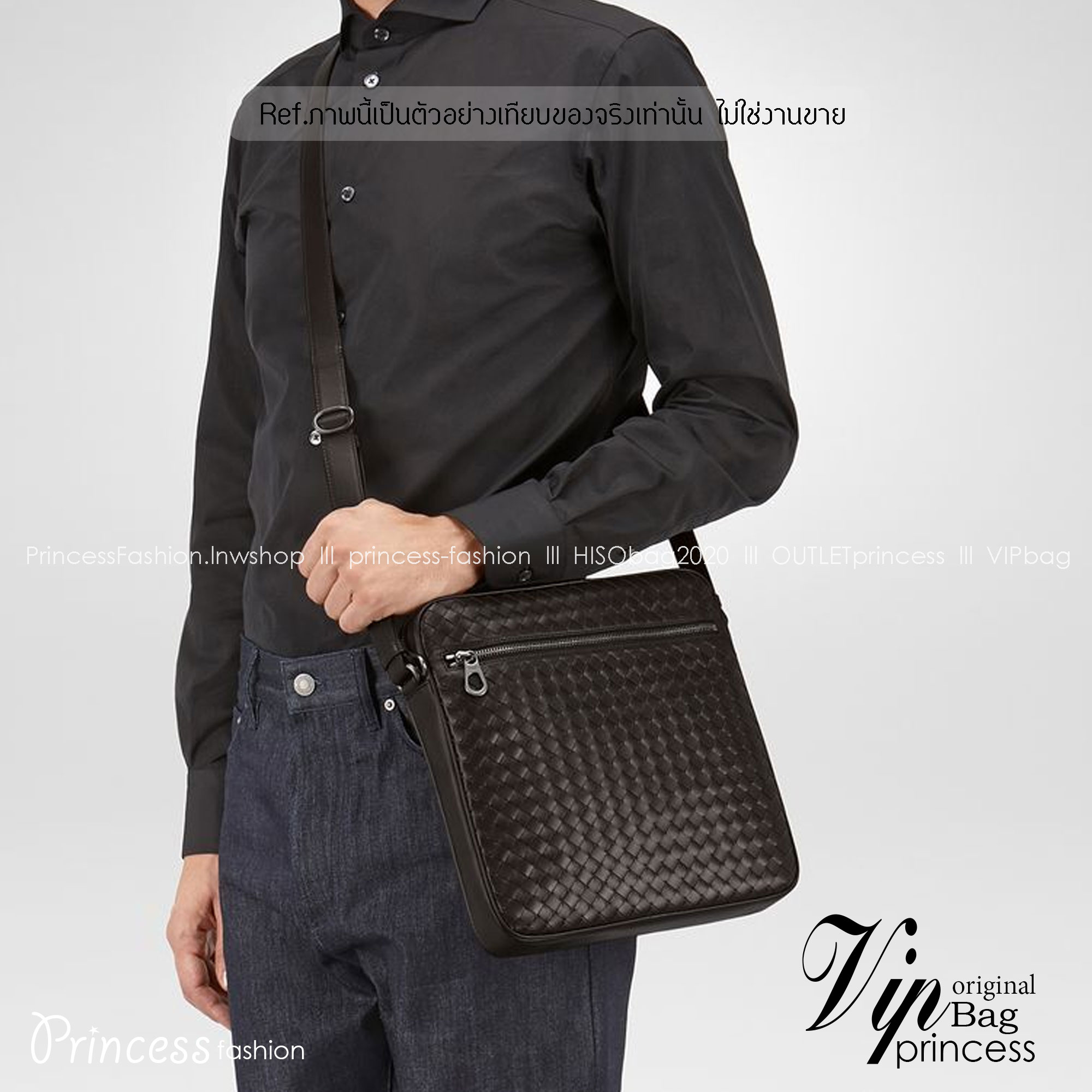 BOTTEGA VENETA Messenger Bag กระเป๋าสะพายทรงแมสเซนเจอร์ ดีไซส์สานเป็นเอกลักษณ์ของแบรนด์ รุ่นตามหาที่หนุ่มๆ ควรมี ดีไซส์เรียบหรู คลาสสิก ใช้งานง่าย everyday look จะซื้อใช้เองหรือเป็นของฝากก็เหมาะมากๆ ค่ะ