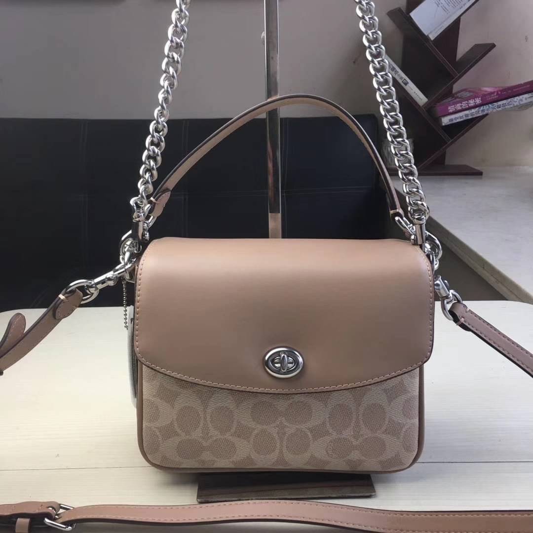 3สาย Coach 89089 Cassie Crossbody 19 In Signature Canvas เรียบหรู ดูดี ต้องไอเท็มนี้เลยจ้า กระเป๋าถือ/สะพายข้าง สุดพิเศษ!! มีสายมาให้ถึง 3 แบบ!! สลับใช้แมทช์ตามสไตล์ได้เลย วัสดุหนังแคนวาสสลับหนังเรียบ เปิด-ปิดด้วยตัวบิดล็อค ภายในแบ่งสัดส่วนอย่างดี ใส่ของไ