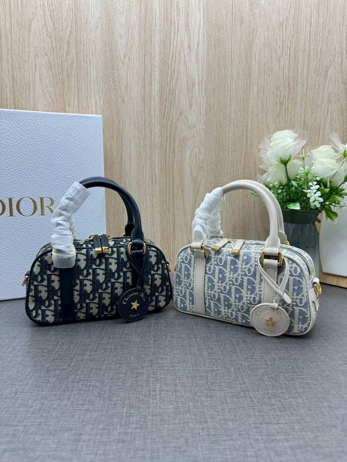ORI หนังแท้ | DIOR D-Vibe East-West Nano Bag กระเป๋าทรงหมอนไซส์มินิน่ารัก ดีไซน์โบว์ลิ่งรูปทรงทันสมัยใช้งานง่ายจุของสำคัญได้ครบ สวยสง่างามเป็นเอกลักษณ์