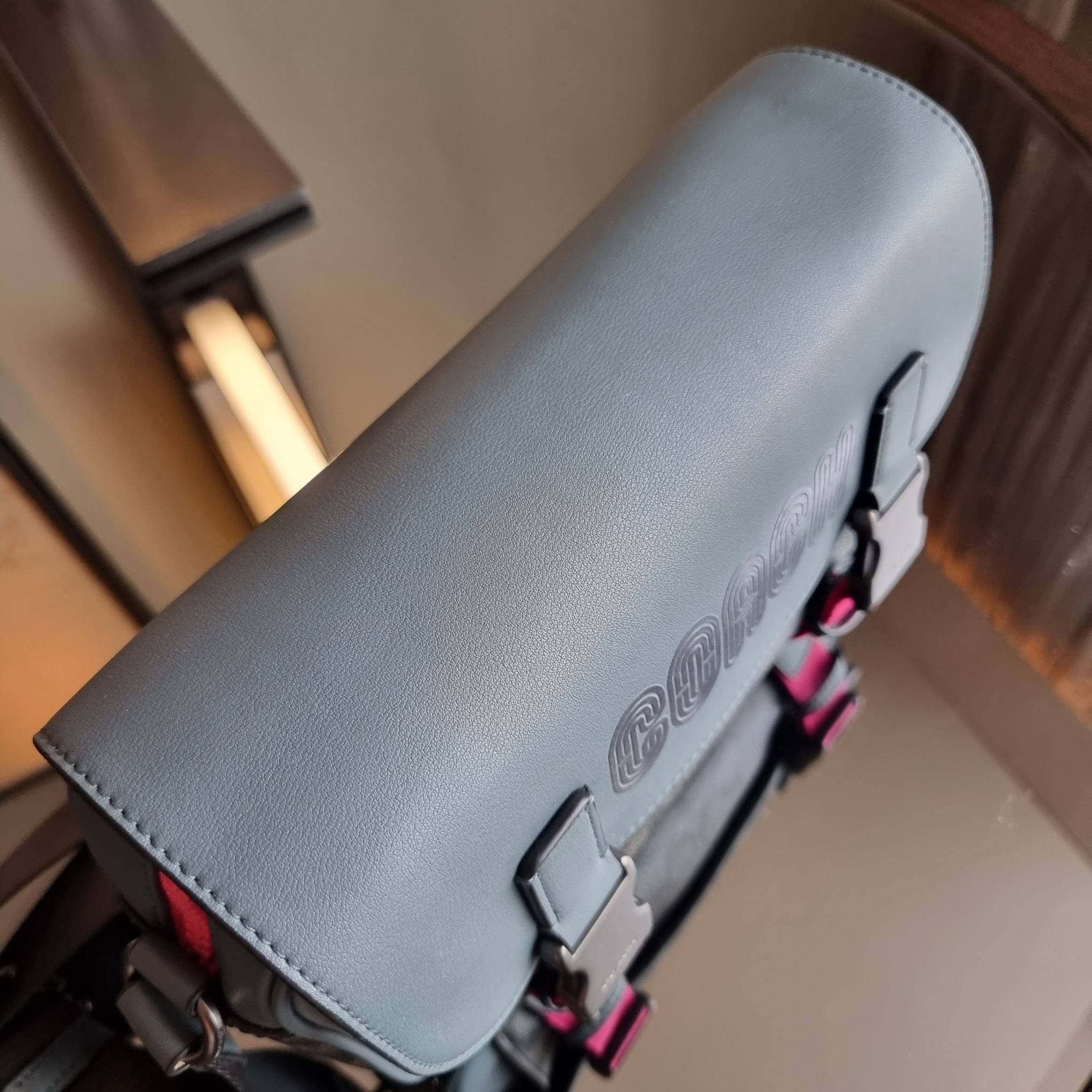 COACH TRACK CROSSBODY IN COLORBLOCK WITH COACH PATCH C6657 C8128 หล่อบอกต่ออีกหนึ่ง กระเป๋าสะพายทรงแมสเซ็นเจอร์ รุ่นเอาใจหนุ่มๆ ที่สาวๆก็อยากใช้!! ด้วยดีไซน์สีคัลเลอร์บล็อคที่โดดเด่น ทำให้ดูน่าใช้งาน วัสดุหนังแท้ สวยคมซ่อนหรู ฝากระเป๋ามีตัวล็อคแน่นหนา เปิ