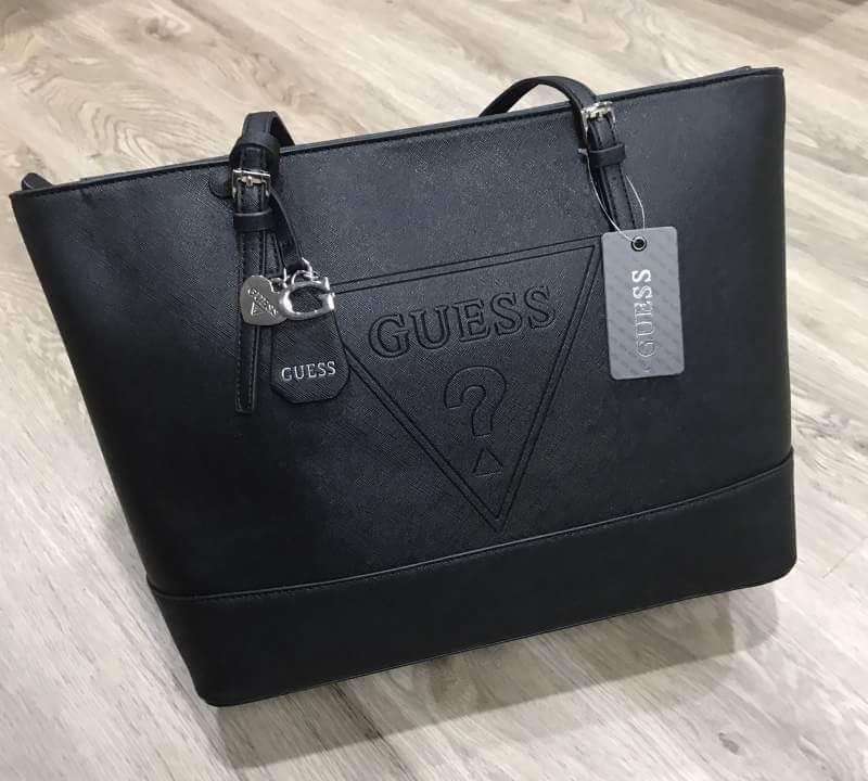 ReStock! พร้อมส่งดำ/น้ำตาลค่ะ GUESS SAFFIANO SHOPPER BAG กระเป๋าสะพายทรง Tote จากแบร์น GUESS วัสดุหนัง Saffiano สวยอยู่ทรงสไตล์ PRADA ขนาดใหญ่ น้ำหนักเบา ด้านหน้าปั้มโลโก้แบรนด์ พร้อมห้อย TAG โลโก้อะไหล่ตัว G และรูปหัวใจที่หูกระเป๋าถอดเเยกใช้ได้ เปิดปิดด้