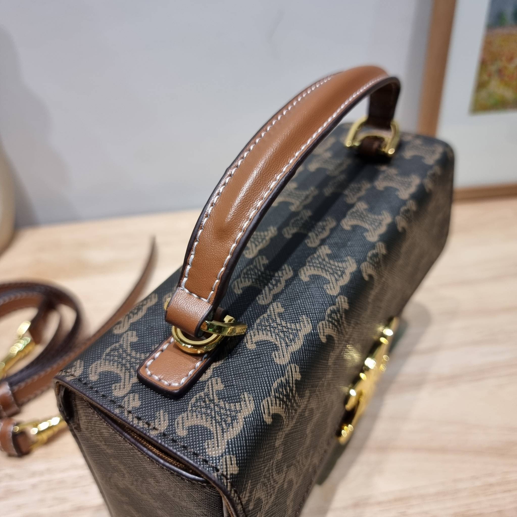 CELINE BOX TRIOMPHE IN TRIOMPHE CANVAS กระเป๋าสะพายสวยอยู่ทรง ดีไซน์เอกลักษณ์ ใช้งานง่ายด้วยอะไหล่กดล็อค วัสดุหนังแคนวาสทนทาน