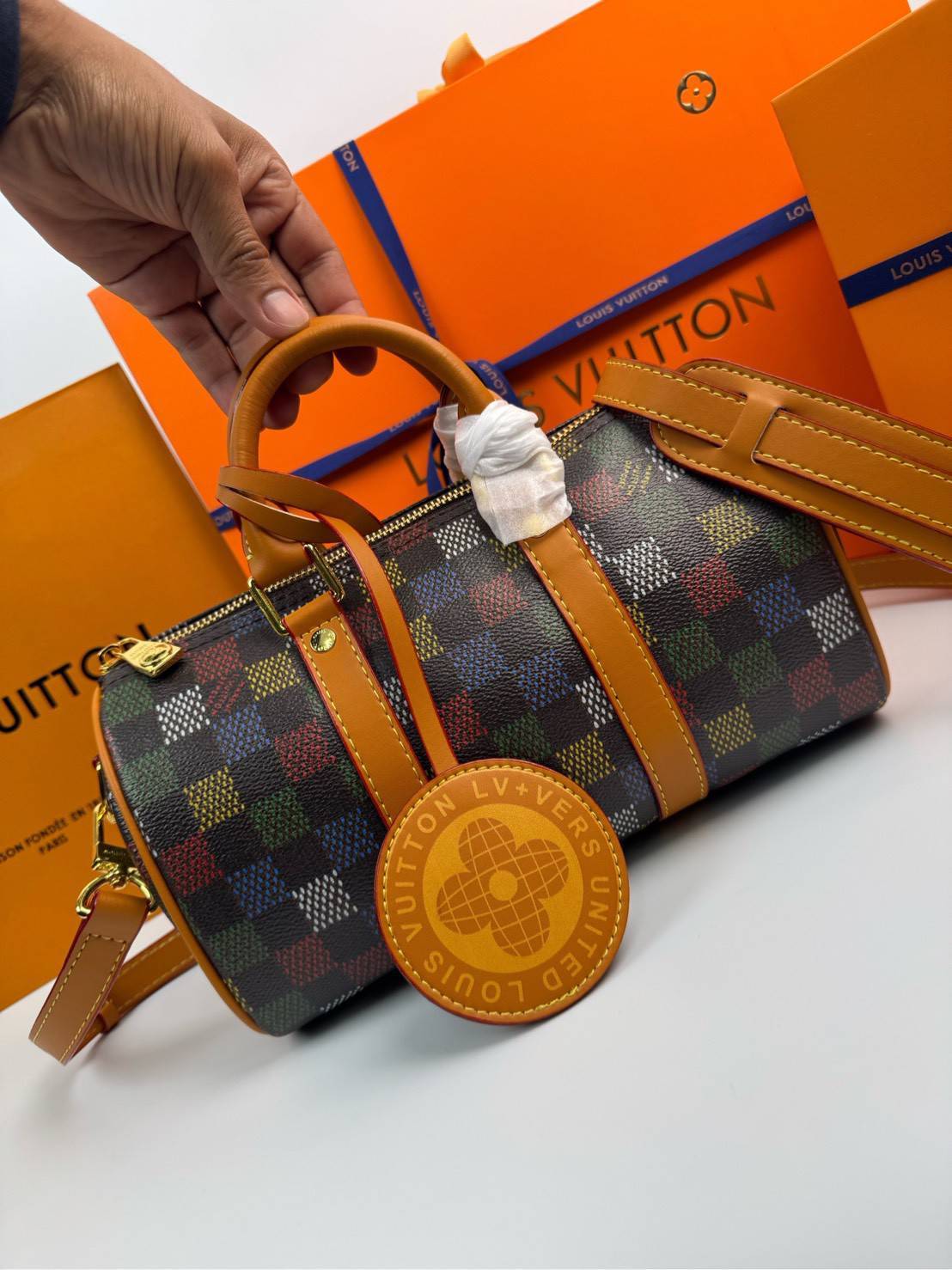 ORI หนังแท้ | LV Keepall Bandoulière 25 Bag กระเป๋าทรงหมอนซิตี้ ดีไซน์ใหม่จาก LV Vers Damier Ebene โดดเด่นที่ลายช่องสี่เหลี่ยมดุจระบายสีด้วยมือพิมพ์ลงบนลายตารางหมากรุก แต่งดีเทลหรูหราผสานอดีตเข้ากับปัจจุบันได้อย่างมีสไตล์