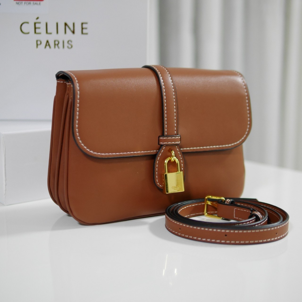 Celine Medium Tabou In Smooth Calfskin พร้อมส่งรุ่นใหม่แล้วค่า กับ CELINE SHOULDER BAG หนังเรียบสวยหรู ปรับดับพวงกุญแจสีทองด้านหน้า ด้านในเปิดด้วยด้วยกระดุม แบ่งช่องใส่ของออกเป็นสัดส่วน พร