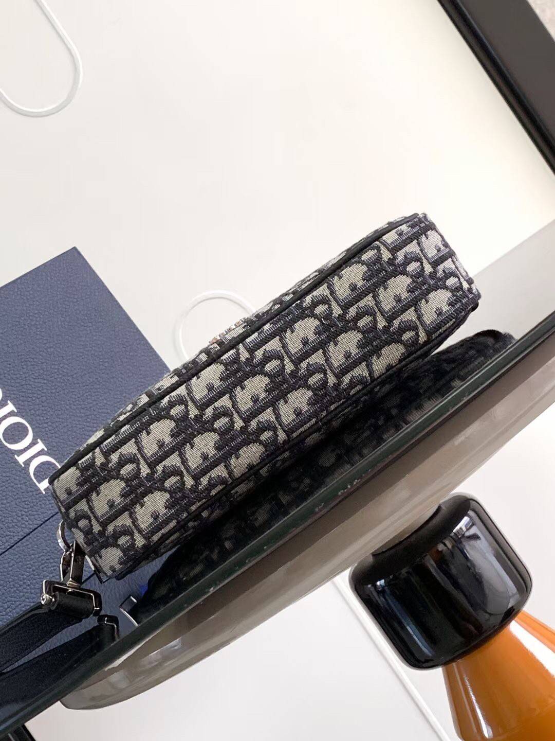 DIOR TOILETRY BAG Oblique Jacquard / Dior Toiletry Handbag พร้อมส่ง กระเป๋าถือมีสายคล้องมือ สวยหรูหราเป็นเอกลักษณ์แบรนด์ **สินค้าเกรดท็อปออริจินอล 1:1 สลับแท้ เกรดดีสุด ใช้งานต่างประเทศได้