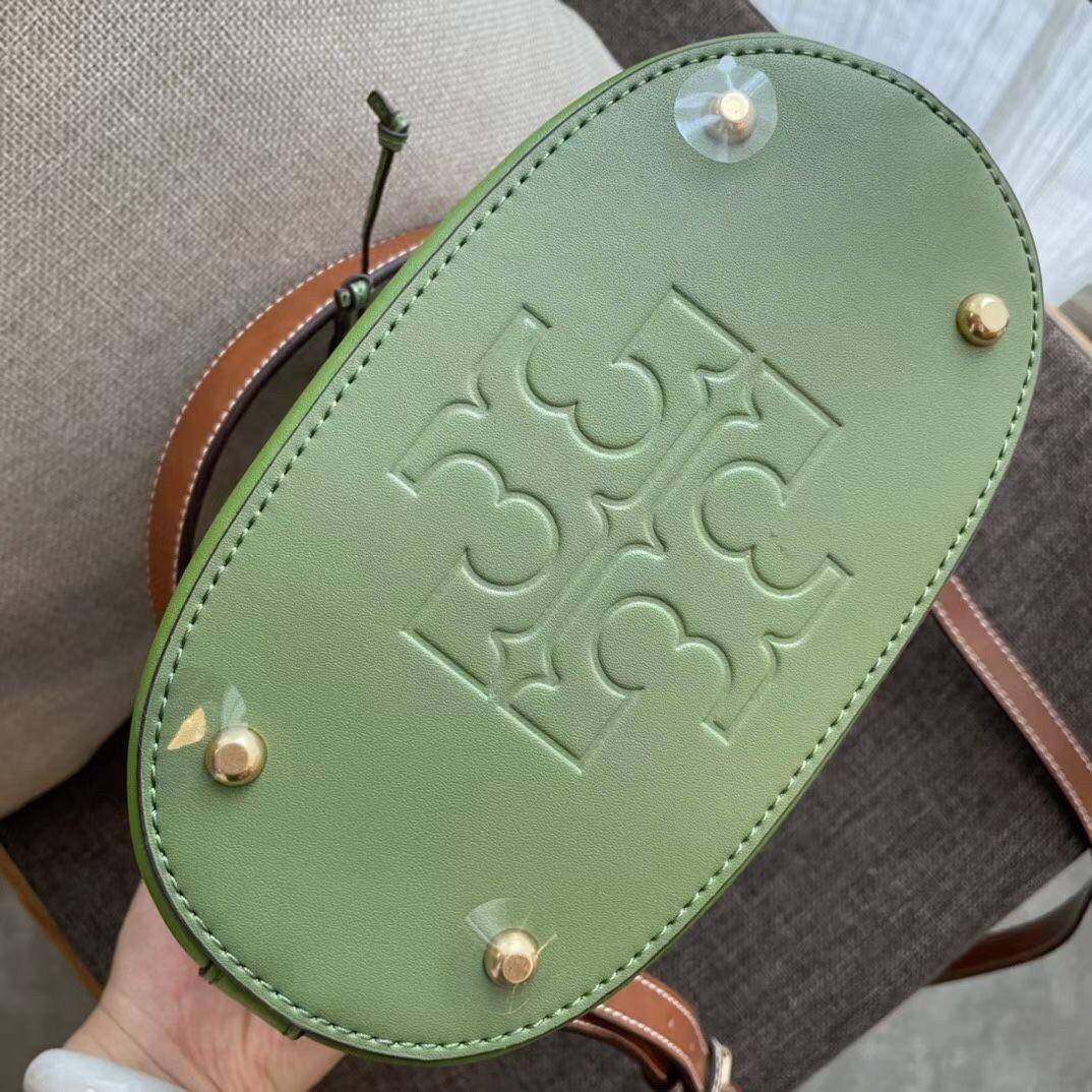 ของแท้ 💯% 】Tory T Monogram Straw Bucket Bag New collection กรี๊ดดดเขียวเหนียวทรัพย์ก็มา ใบนี้คือที่สุด สวยมาก งานประณีตมาก เย็บปักถักร้อยด้วยวัสดุธรรมชาติ หนังวัวแท้