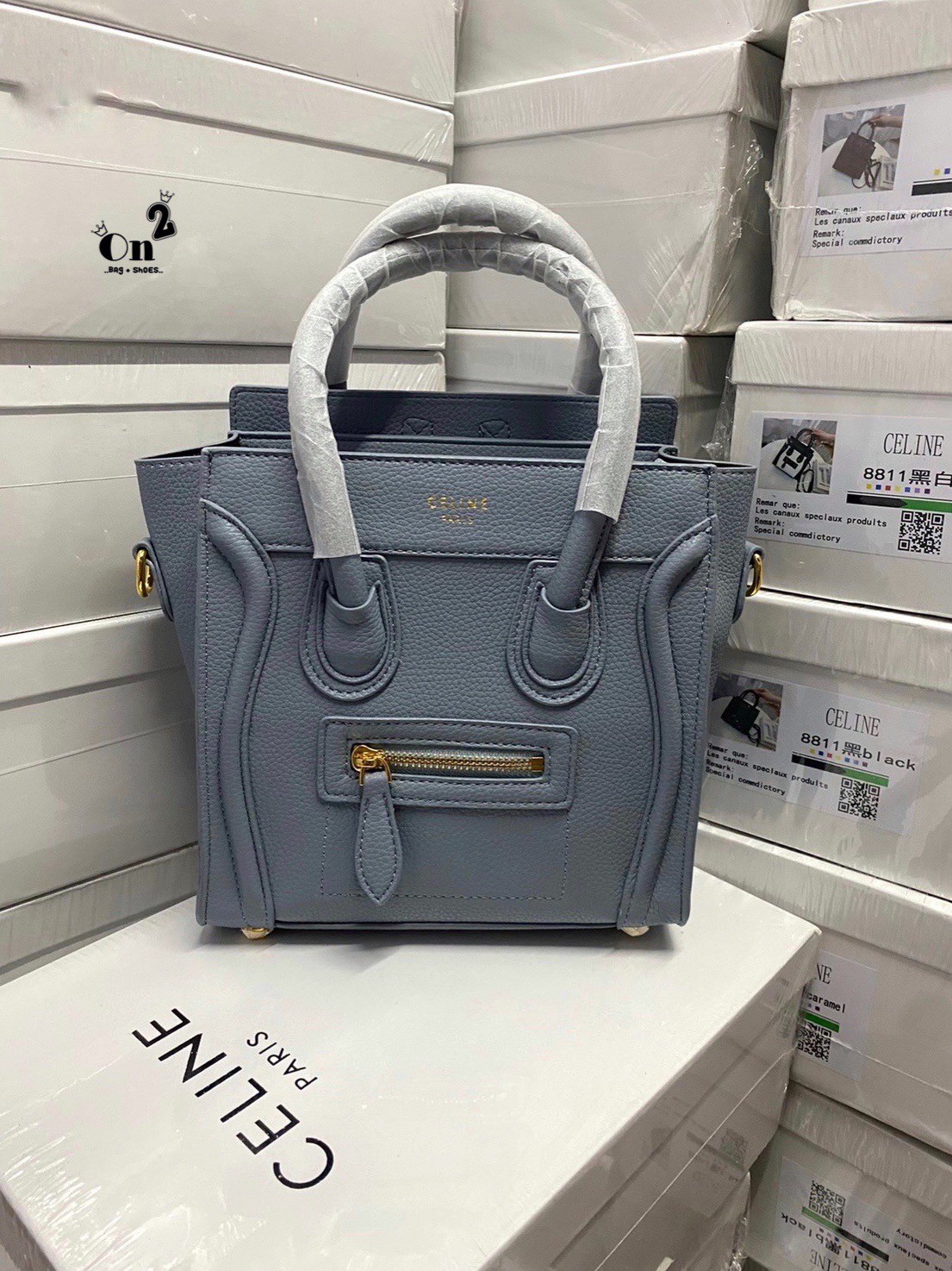 พร้อมส่งรุ่นยอดฮิต!! CELINE HANDLE BAG VIP / Celine Nano Luggage Bag กระเป๋าหนังแท้ ขนาดกำลังดี เปิดปิดด้วยซิปอะไหล่ทองมีที่จับหนัง ด้านในกว้าง มาพร้อมช่องซิปอีกช่อง เป็นอีกทรงที่ฮิตมานานข้ามปี มาพร้อมสายยาวสะพายแบบ CROSSBODYได้ หรือจะถือออกงานก็สวยหรูอีก