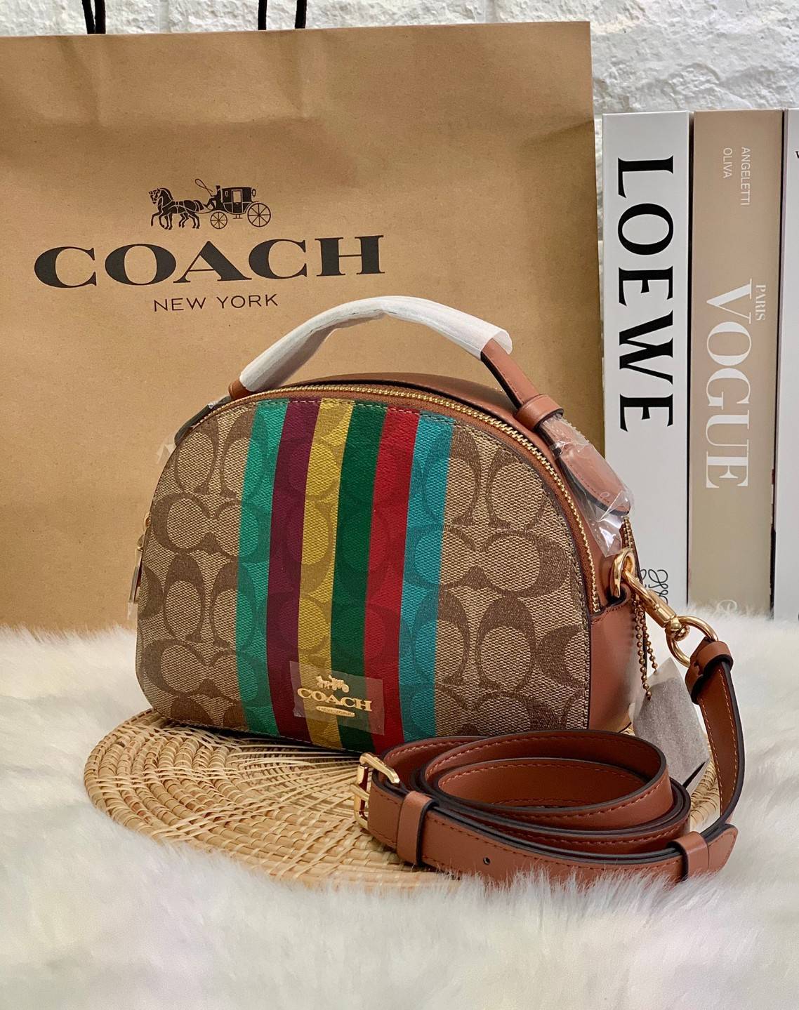 ใหม่ล่าสุดก่อนใคร! 🌈ต้อนรับเปิดประเทศด้วยรุ่นใหม่กันค่าา😘 COACH Serena Satchel In Signature Canvas With Stripe ((C5642)) พร้อมส่งที่ไทย ใบจริงสีคือสวยหรูมากค่ะ! กระเป๋าสะพายข้าง ขนาดกระทัดรัด ทรงโดมเล็ก น่ารักมากๆค่ะ ด้านหน้าสกรีนแถบสีสายร