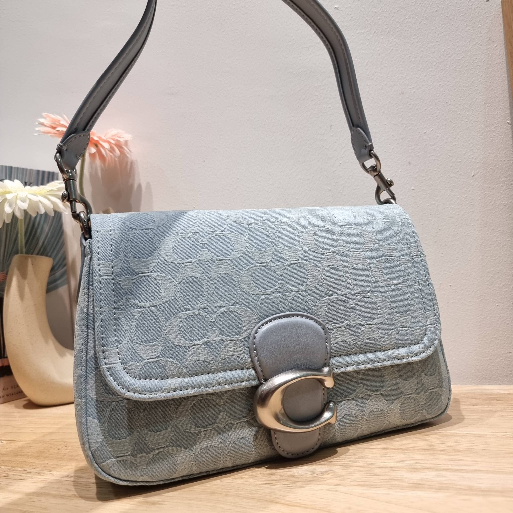 COACH CJ854 SOFT TABBY SHOULDER BAG IN SIGNATURE DENIM ฉุดไม่อยู่แล้วจริงๆกับไอเท็มนี้ ที่ร้อนแรงแบบปังๆไปเลย!! กระเป๋าสะพายไหล่/สะพายข้าง ดีไซน์วินเทจย้อนยุค สวยคมชัด คลาสสิคใช้ได้ทุกลุค