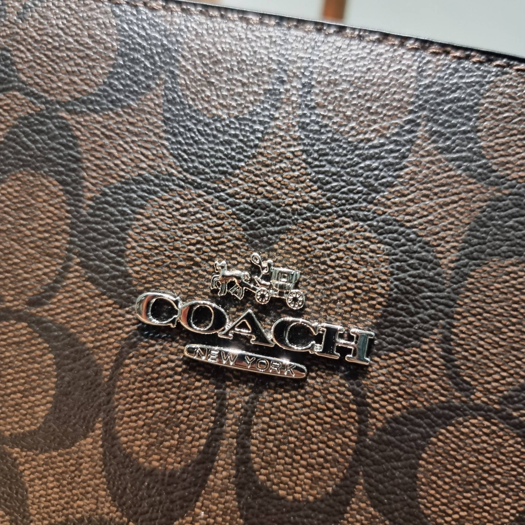 COACH NINA TOTE IN SIGNATURE CANVAS CL399 พร้อมส่ง 2 สี กระเป๋าโท้ทสะพายไหล่ ใบใหญ่ คอลเลคชั่นใหม่ ตอบโจทย์คนที่ชอบใส่ของเยอะๆได้อย่างดี ดีไซน์รูปทรงคลาสสิค เรียบหรู