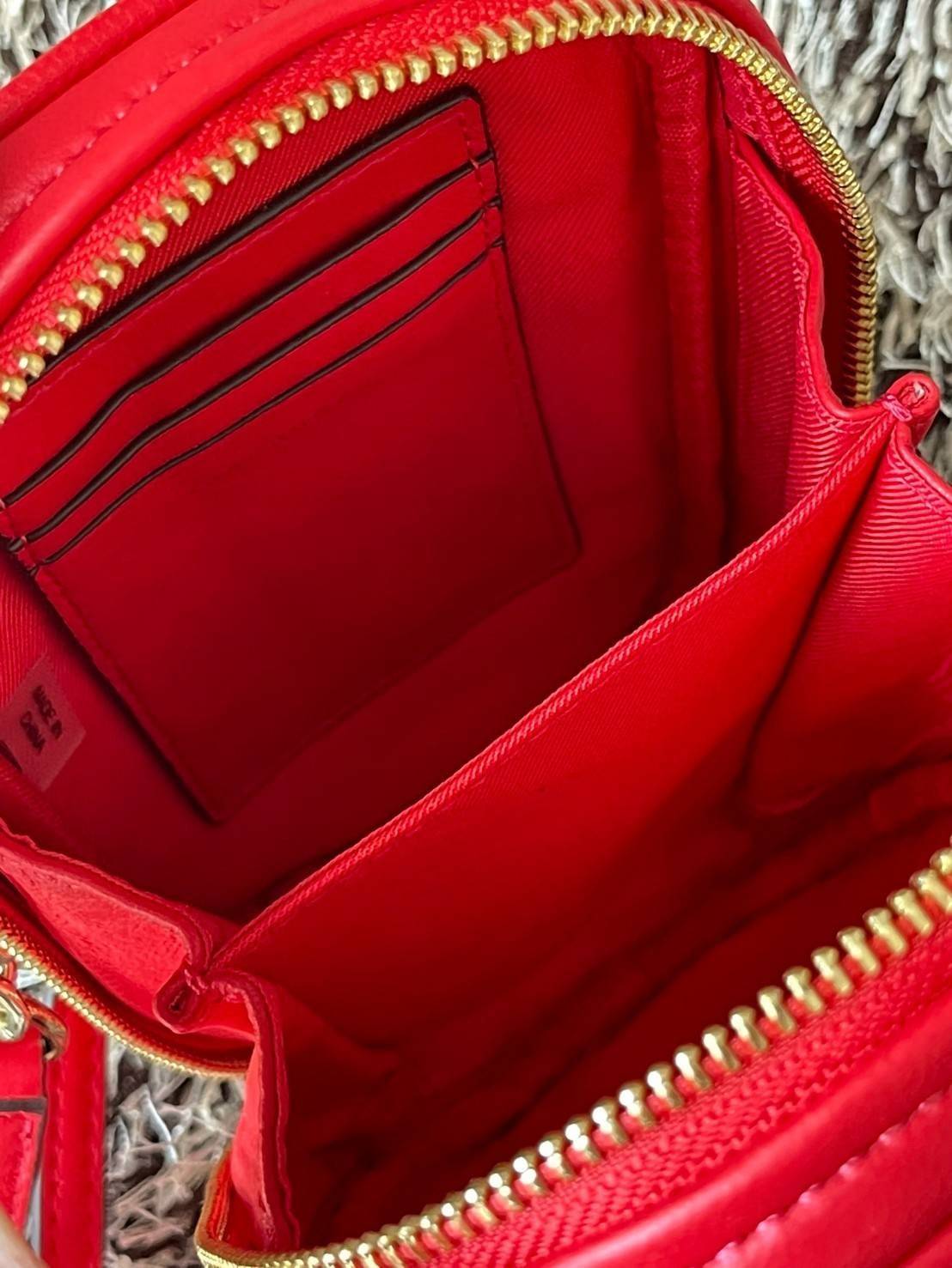 Tory burch kira chevron n/s crossbody bag กระเป๋าสำหรับใส่มือถือหรือของจุกจิกต่างๆ ได้กลายมาเป็นแฟชั่นสุดร้อนแรงแห่งปี คอลเลคชั่นนี้ออกมาเพื่อเอาใจสาวๆโดยเฉพาะ สีสันสุภาพเพื่อให้แมทช์กับสีสันของเสื้อผ้า ได้ง่าย ภายในยังสามารถแบ่งสันปันส่วนไว้สำหรับใส่บัตร