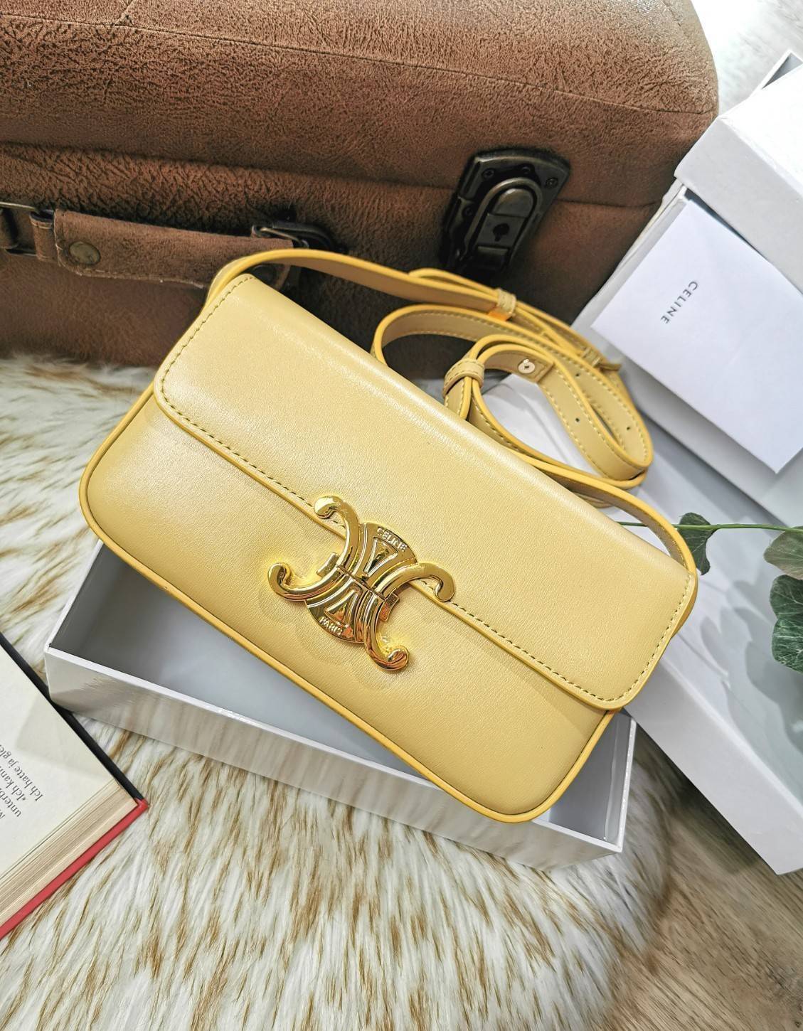 พรีเมี่ยมกิ๊ฟแท้ 100% 】CELINE TRIOMPHE SHOULDER BAG VIP GIFT WITH PURCHASE-GWP พรีเมี่ยมกิ๊ฟ Limited Edition จาก CELINE PERFUME DUTY FREE COUNTER วัสดุ TRIOMPHE & LEATHER ดีไซน์ยอดนิยมสไตล์สาว LISA