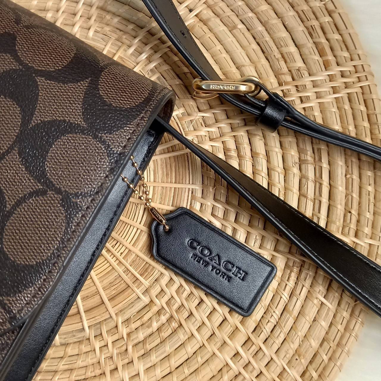 COACH BRYNN FLAP CROSSBODY IN SIGNATURE CANVAS (COACH C5633)🍁สวยหรู ทะลุ เกินเบอร์มาก//กระเป๋าสะพายข้าง หรือจะถือเป็นครัชก็เก๋แบบเลิศๆ>> มีสายยาวถอดได้ ปรับระดับได้ //วัสดุหนังแคนวาส ตกแต่งดีเทลหรูด้วยหนังแท้ และอะไหล่สีทอง งานสวย คมกริบ //เ