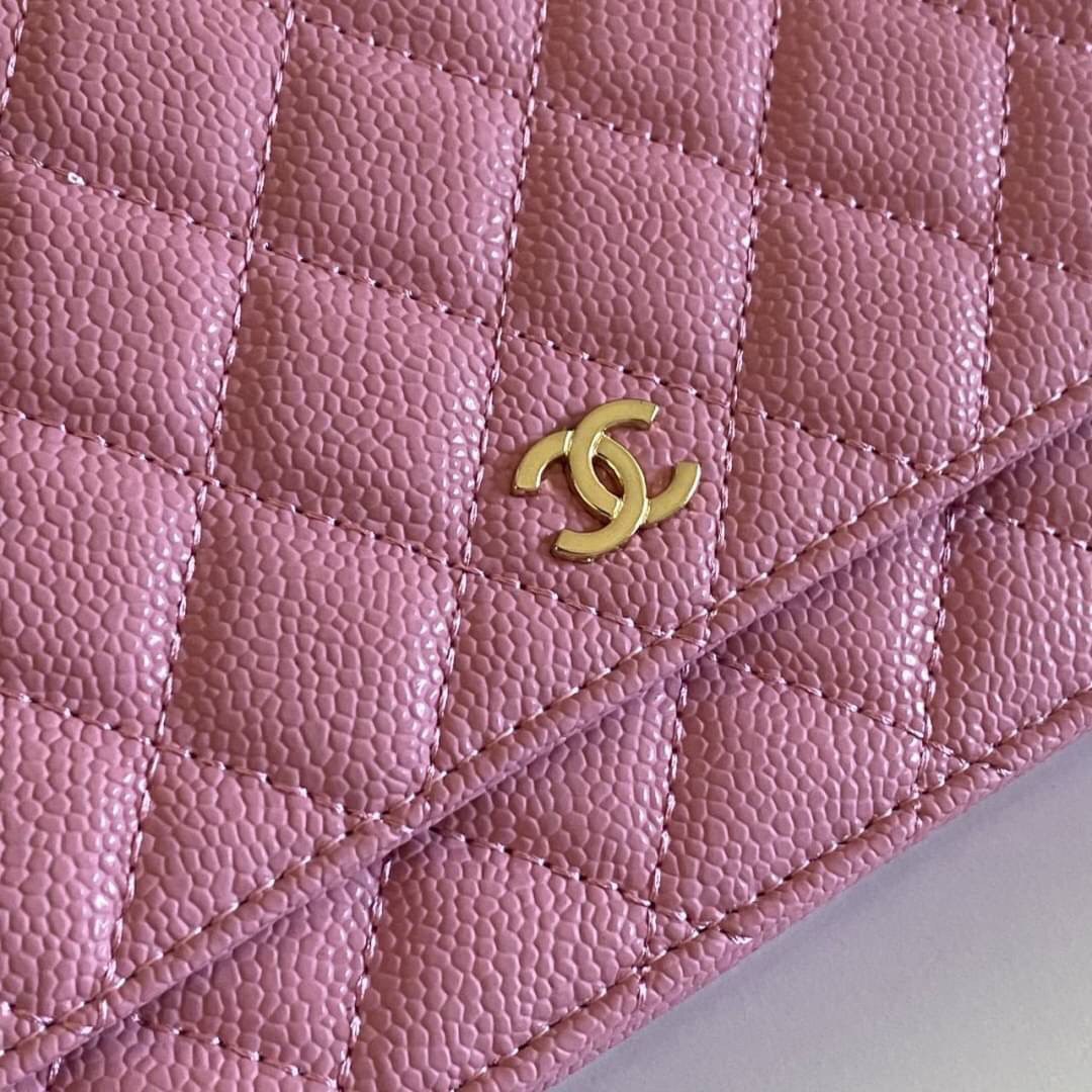 หนังแท้ VIP GIFT CHANEL CLASSIC CROSSBODY CHAIN IN PASSTEL BAG ทำไมน่ารักขนาดนี้ ^^ สีโทนพาสเทลละมุนมากค่ะ งานหายาก สายคิ้วห้ามพลาดเลยน้าาา วัสดุหนังลายคาเวียร์ อยู่ทรงคุณภาพดีตามแบบฉบับของแบรนด์ ขนาดกำลังดี น้ำหนักเบา ด้านหน้ามีโลโก้แบรนด์อะไหล่หรู มีช่อ