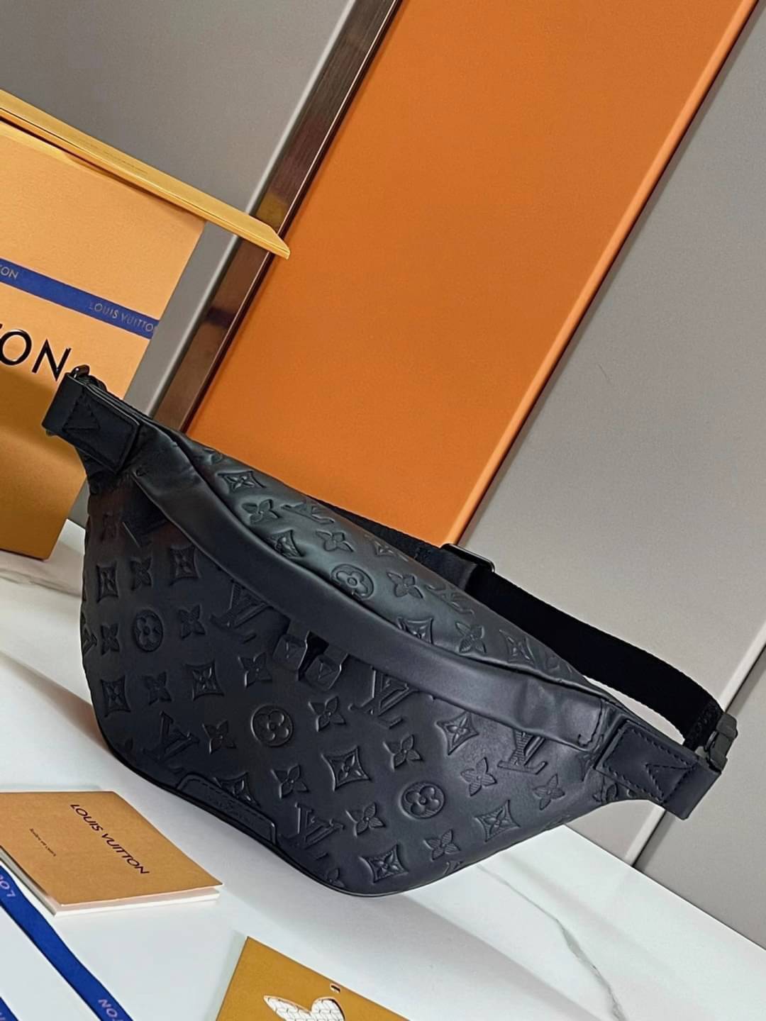 LV Discovery Bumbag Black Monogram Shadow Kalbsleder / LV Belt Bag เกรดใช้งานสลับใบจริงได้ เทพออริจินอล เนื้องานสวยงาม หนังแท้ ใช้ได้ทั้งชายหญิง ภาพสินค้าถ่ายจากงานขายจริงใช้งานต่างประเทศได้