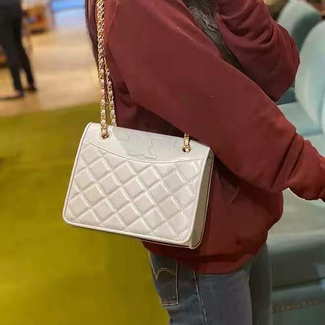 Tory Burch Savannah Convertible Shoulder Bag สาว ๆ ลุคสาวๆไม่ควรพลาด Collection นี้เลยนะคะ เป็นรุ่นที่ตอบโจทย์และครองใจสาว ๆ ได้อย่างแท้จริง เนื่องจากมีดีไซน์เรียบหรู โดยทางแบรนด์ได้ใช้เทคนิคการเย็บบนหนังเป็นลายเส้น (Chevron) ทำให้กระเป๋าดูมีราคามากยิ่งขึ