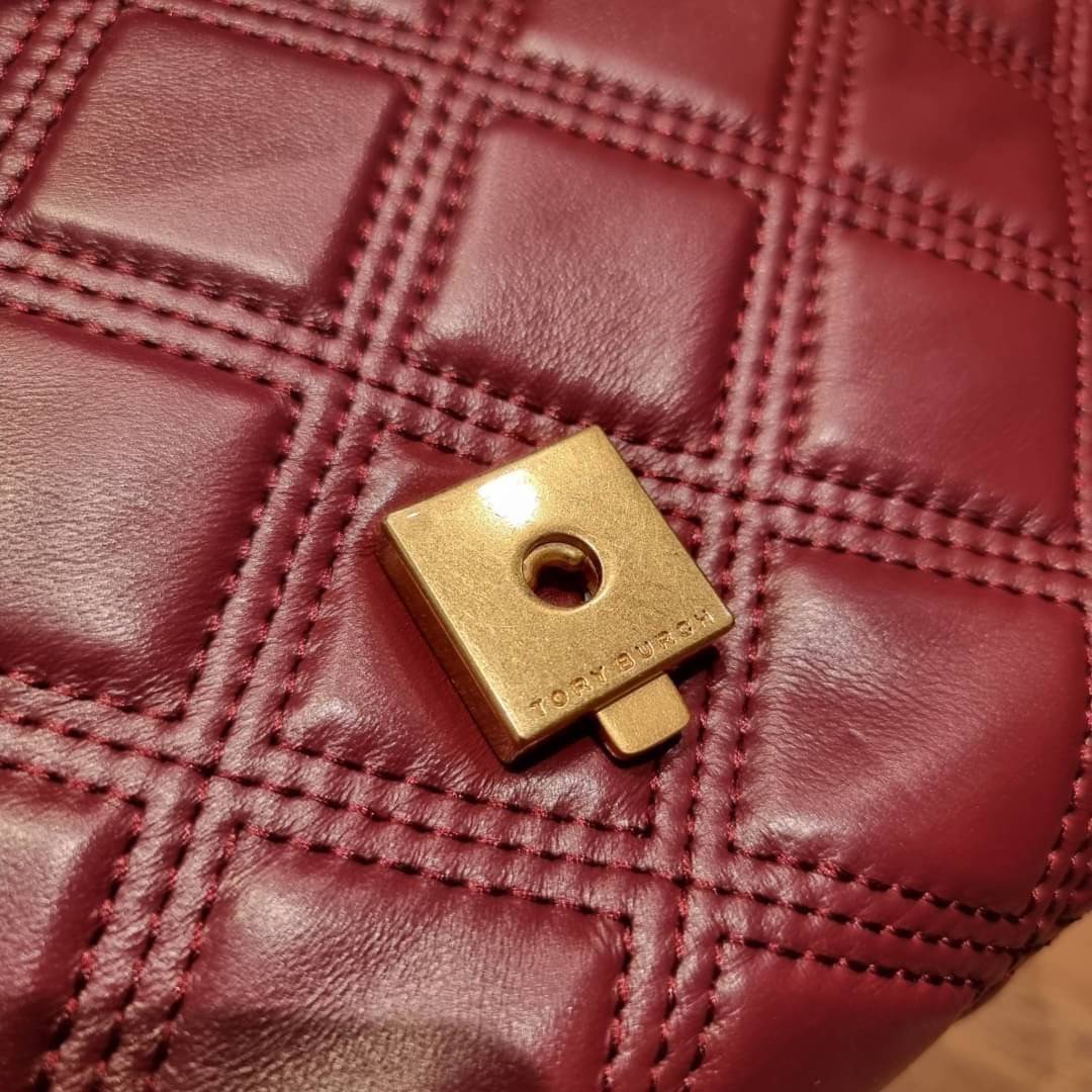 TORY BURCH FLEMING SOFT CONVERTIBLE SHOULDER BAG รุ่นหายากที่สาวๆตามหา มาพร้อมเสิร์ฟความสวยถึงบ้านไปเลยจ้า รอบนี้คัดสีสวยๆมาให้ได้ช้อปกันอย่างจุใจไปเลย กระเป๋าสะพายไหล่ หนังแท้นิ่มเต็มใบ สวยหรูดูแพง เปิด-ปิดด้วยตัวกดล็อคแน่นหนา สายสะพายในตัวปรับใช้ได้ 2 แ